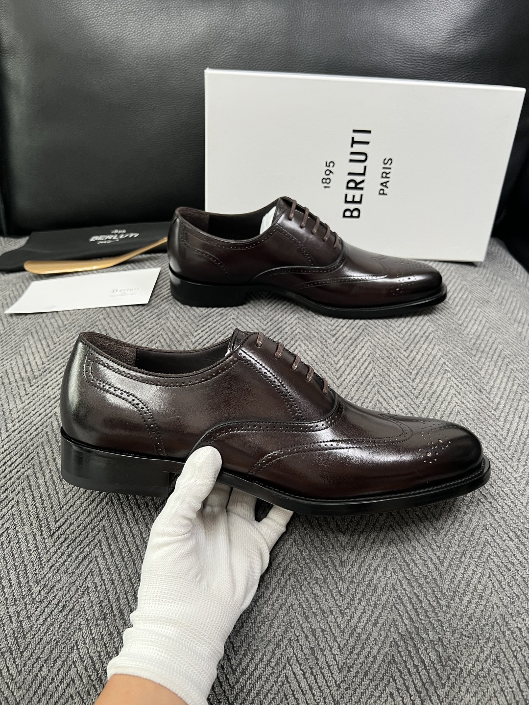 Berluti  高品质  顶级工艺品  布鲁提 专柜同步发售原厂配置，意大利进口牛皮面料，全进口水染牛皮里垫，鞋底：原