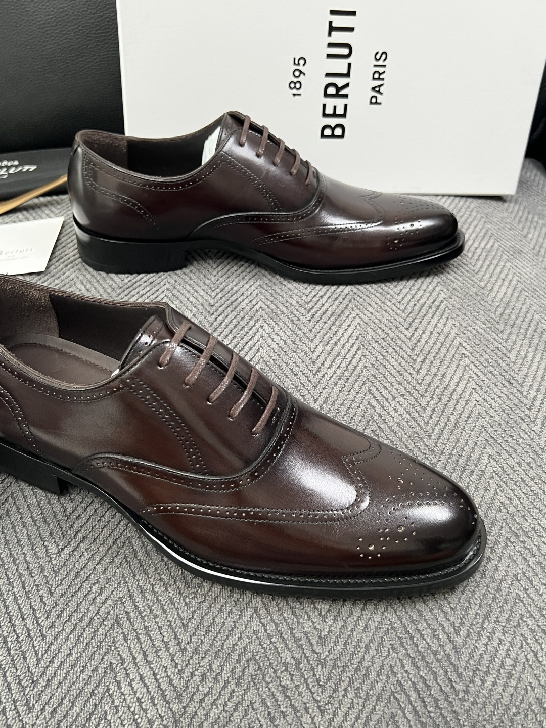 Berluti  高品质  顶级工艺品  布鲁提 专柜同步发售原厂配置，意大利进口牛皮面料，全进口水染牛皮里垫，鞋底：原