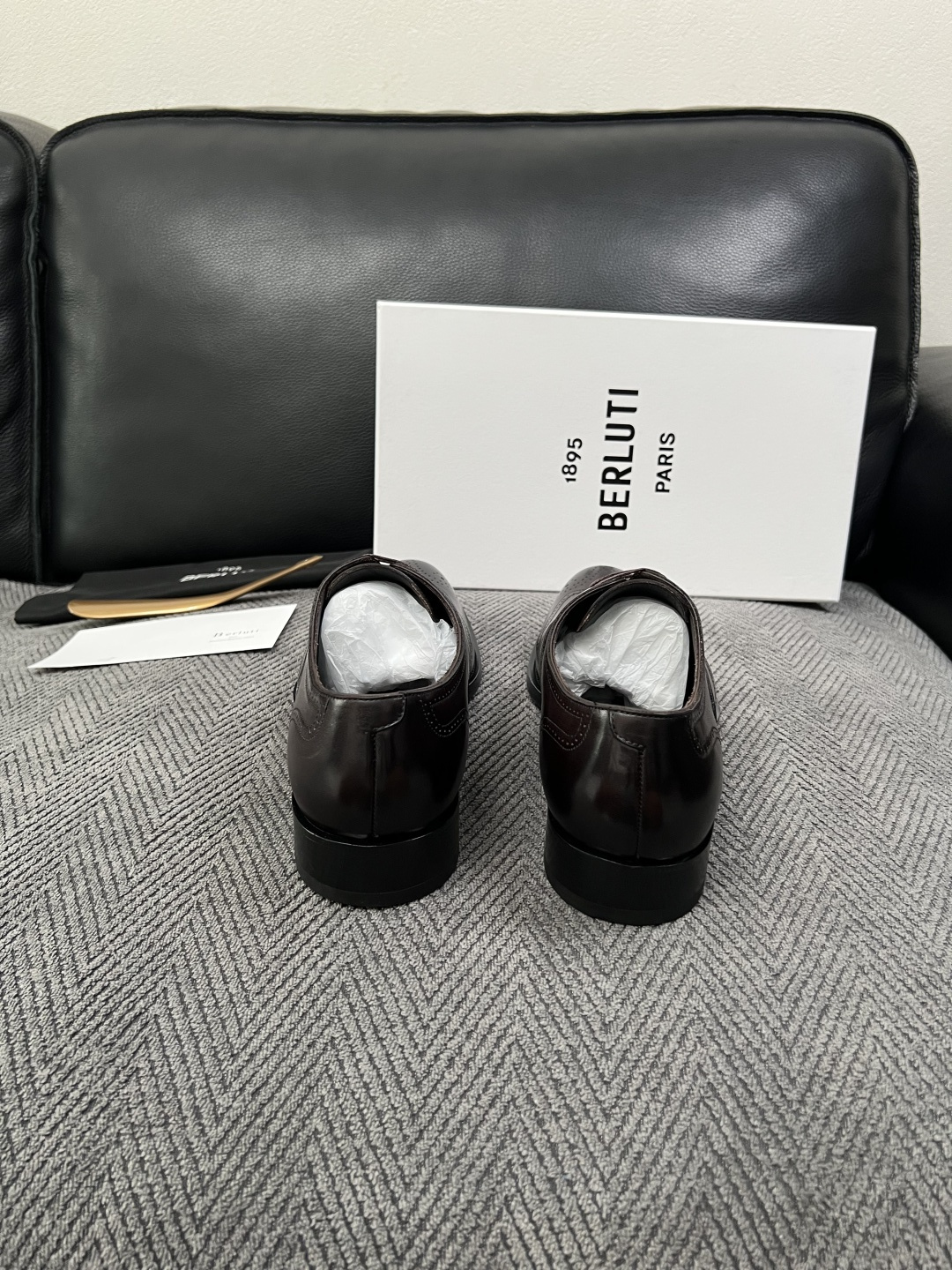 Berluti  高品质  顶级工艺品  布鲁提 专柜同步发售原厂配置，意大利进口牛皮面料，全进口水染牛皮里垫，鞋底：原