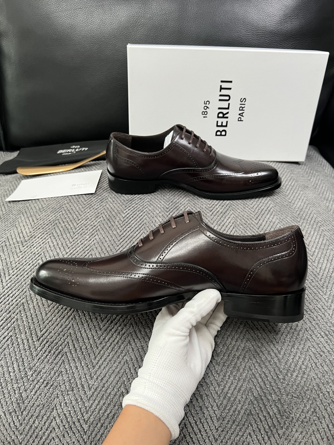 Berluti  高品质  顶级工艺品  布鲁提 专柜同步发售原厂配置，意大利进口牛皮面料，全进口水染牛皮里垫，鞋底：原