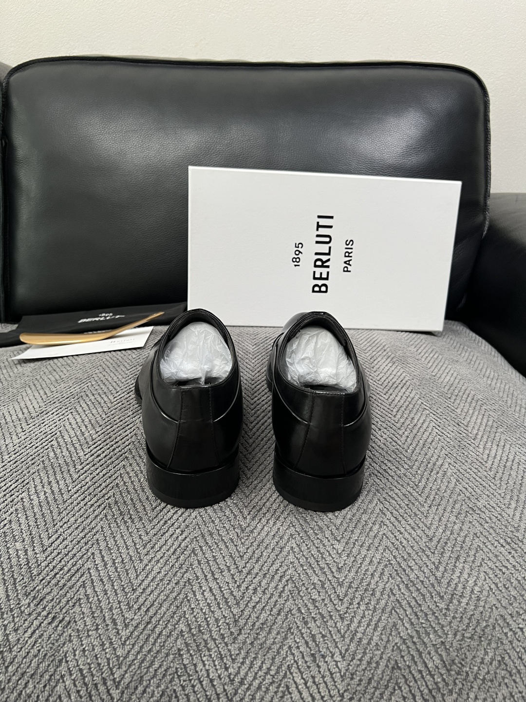 Berluti  高品质  顶级工艺品  布鲁提 专柜同步发售原厂配置，意大利进口牛皮面料，全进口水染牛皮里垫，鞋底：原