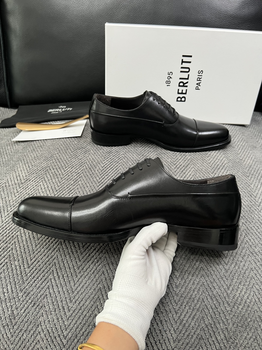 Berluti  高品质  顶级工艺品  布鲁提 专柜同步发售原厂配置，意大利进口牛皮面料，全进口水染牛皮里垫，鞋底：原