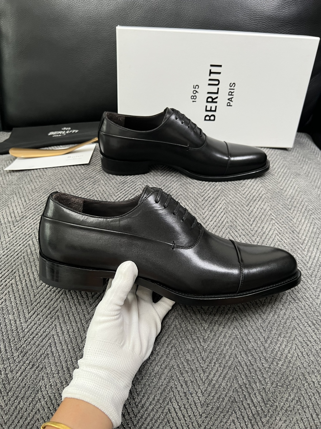 Berluti  高品质  顶级工艺品  布鲁提 专柜同步发售原厂配置，意大利进口牛皮面料，全进口水染牛皮里垫，鞋底：原