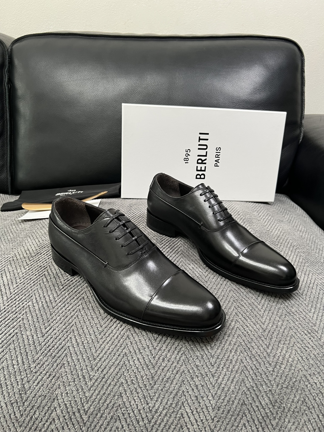 Berluti 高品质 顶级工艺品 布鲁提 专柜同步发售原厂配置,意大利进口牛皮面料,全进口水染牛皮里垫,鞋底:原 Berluti 高品质 顶级工艺品 布鲁提 专柜同步发售原厂配置,意大利进口牛皮面料,全进口水染牛皮里垫,鞋底:原