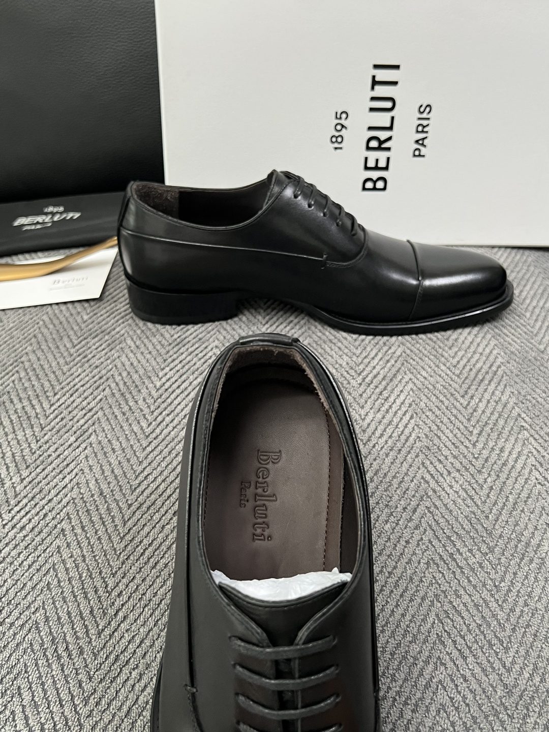 Berluti  高品质  顶级工艺品  布鲁提 专柜同步发售原厂配置，意大利进口牛皮面料，全进口水染牛皮里垫，鞋底：原