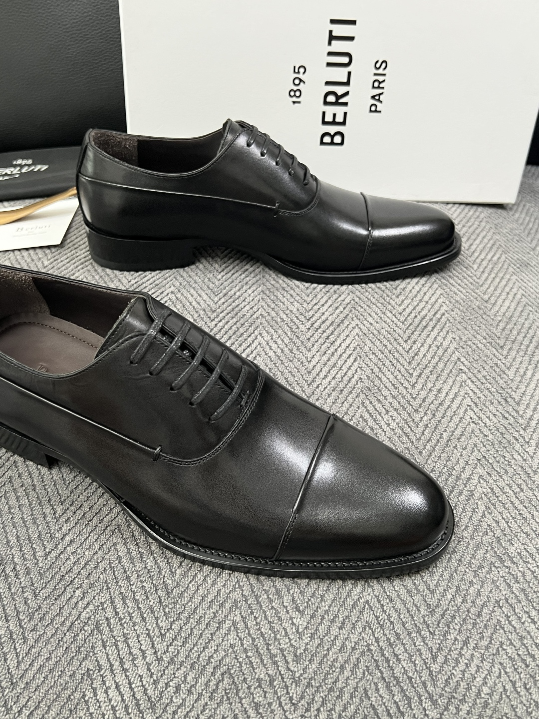 Berluti  高品质  顶级工艺品  布鲁提 专柜同步发售原厂配置，意大利进口牛皮面料，全进口水染牛皮里垫，鞋底：原