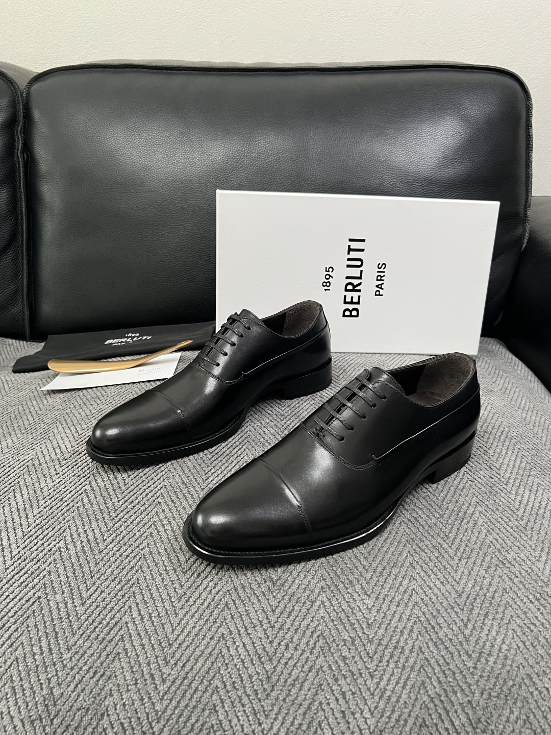Berluti  高品质  顶级工艺品  布鲁提 专柜同步发售原厂配置，意大利进口牛皮面料，全进口水染牛皮里垫，鞋底：原