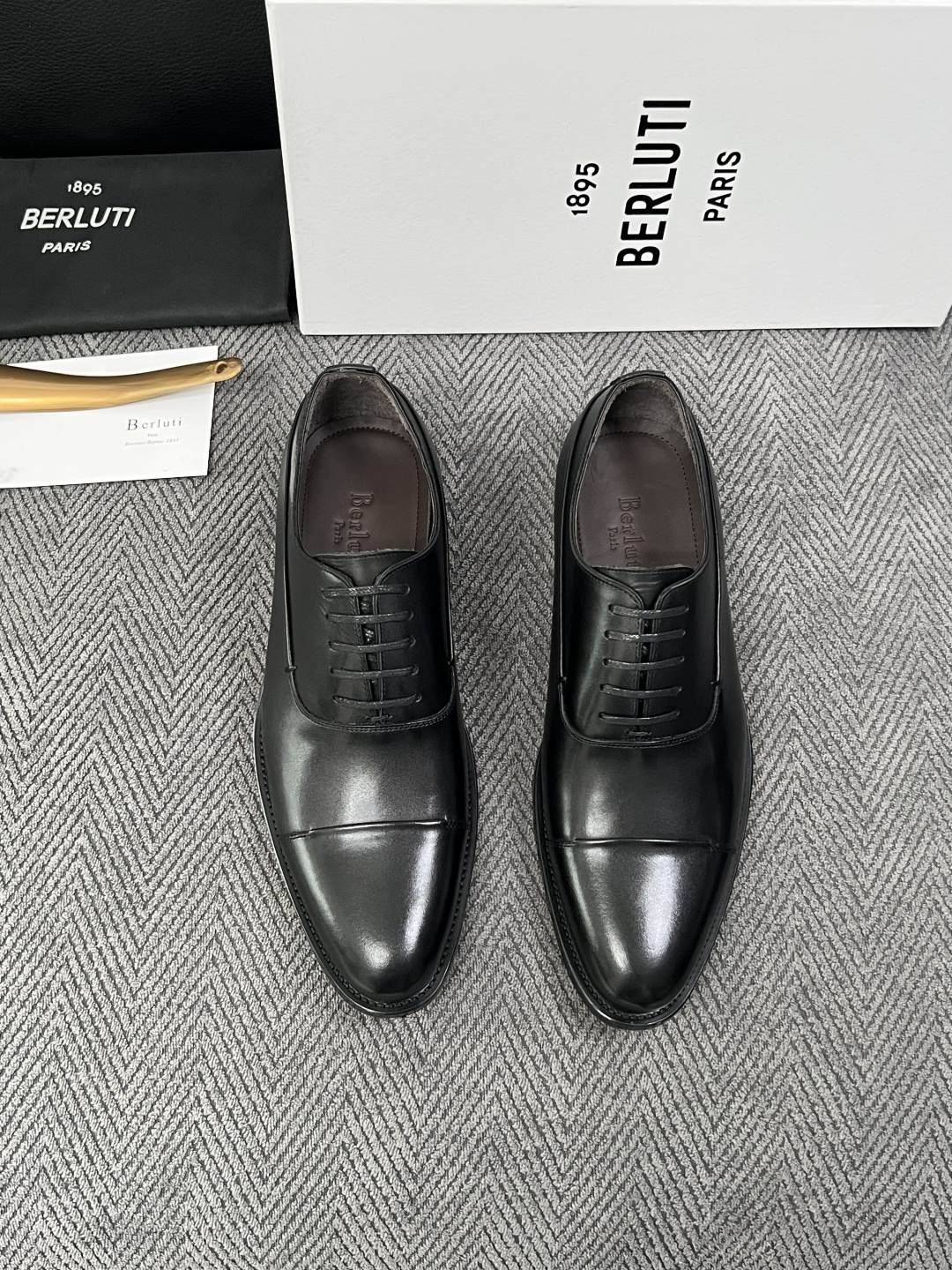 Berluti  高品质  顶级工艺品  布鲁提 专柜同步发售原厂配置，意大利进口牛皮面料，全进口水染牛皮里垫，鞋底：原