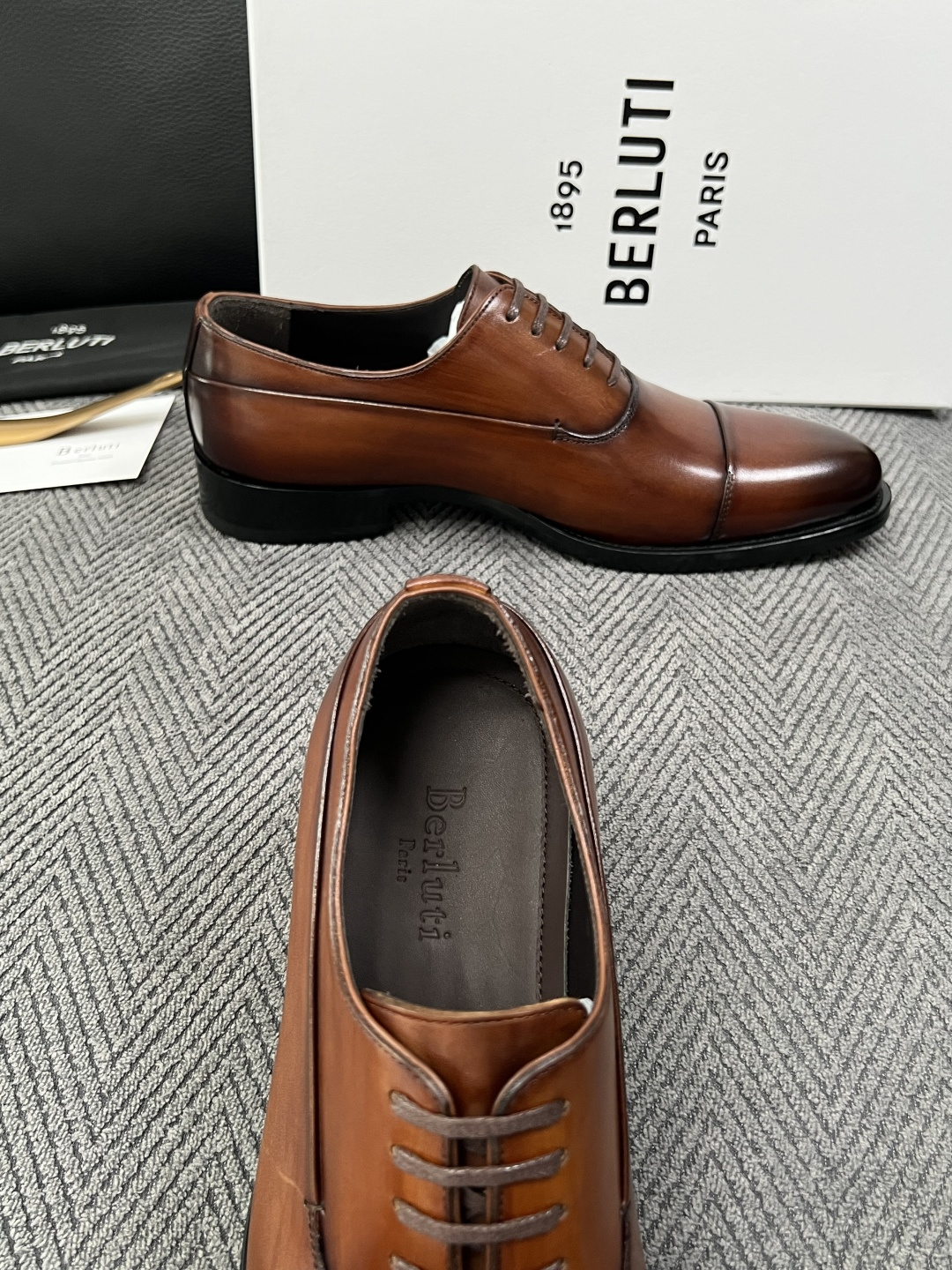 Berluti  高品质  顶级工艺品  布鲁提 专柜同步发售原厂配置，意大利进口牛皮面料，全进口水染牛皮里垫，鞋底：原