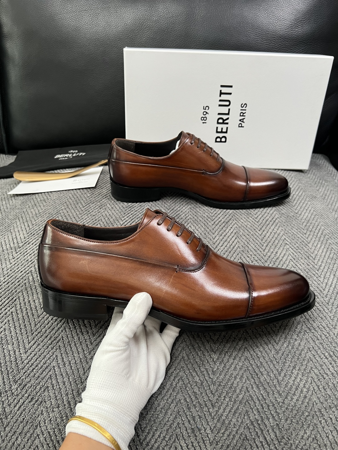 Berluti  高品质  顶级工艺品  布鲁提 专柜同步发售原厂配置，意大利进口牛皮面料，全进口水染牛皮里垫，鞋底：原