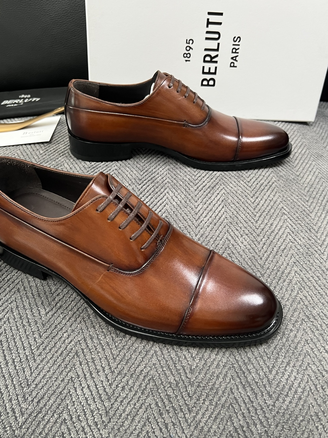 Berluti  高品质  顶级工艺品  布鲁提 专柜同步发售原厂配置，意大利进口牛皮面料，全进口水染牛皮里垫，鞋底：原