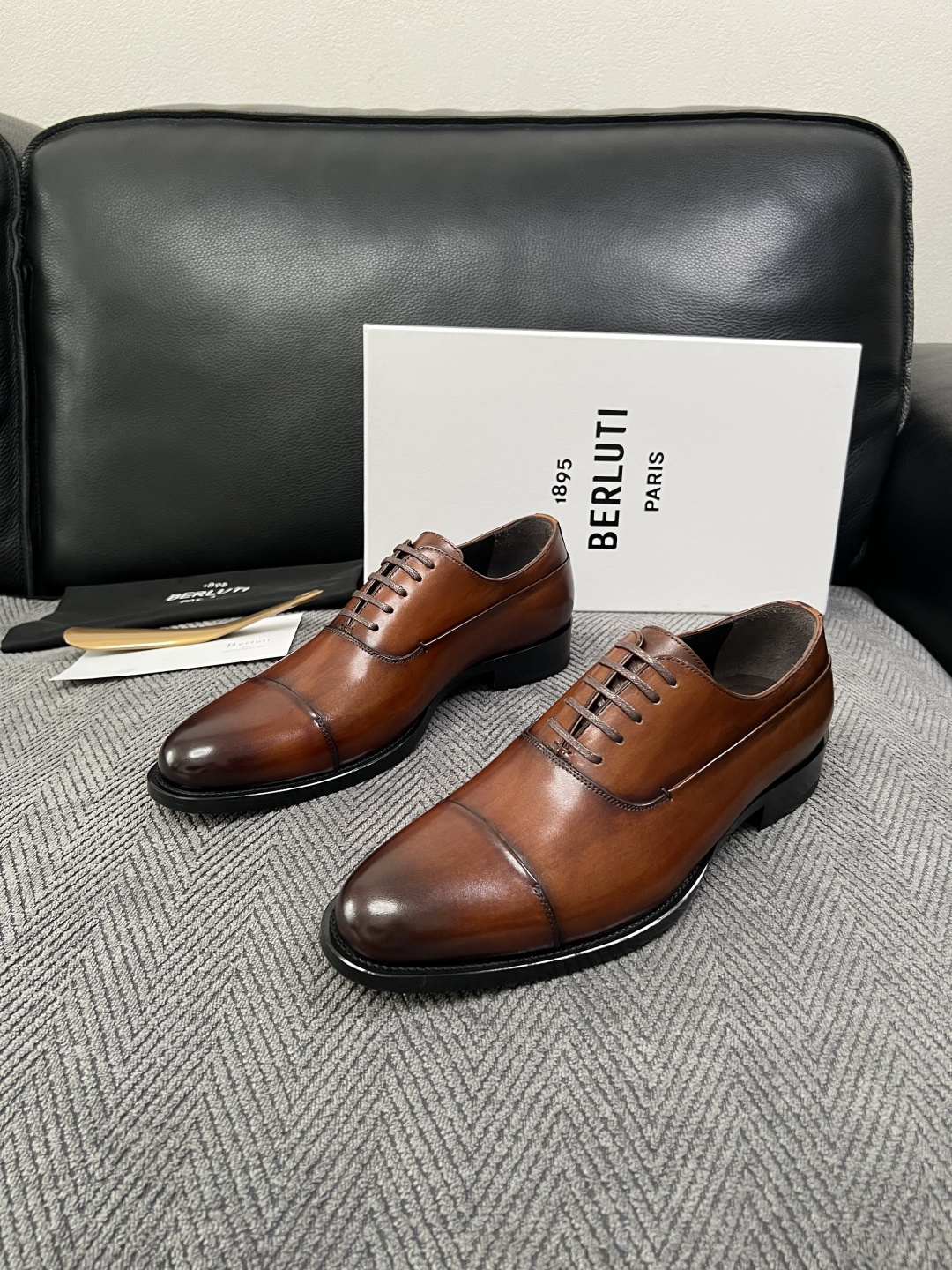 Berluti  高品质  顶级工艺品  布鲁提 专柜同步发售原厂配置，意大利进口牛皮面料，全进口水染牛皮里垫，鞋底：原
