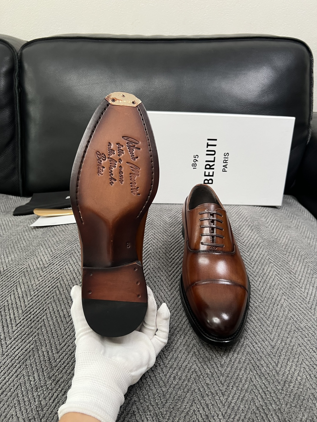 Berluti  高品质  顶级工艺品  布鲁提 专柜同步发售原厂配置，意大利进口牛皮面料，全进口水染牛皮里垫，鞋底：原