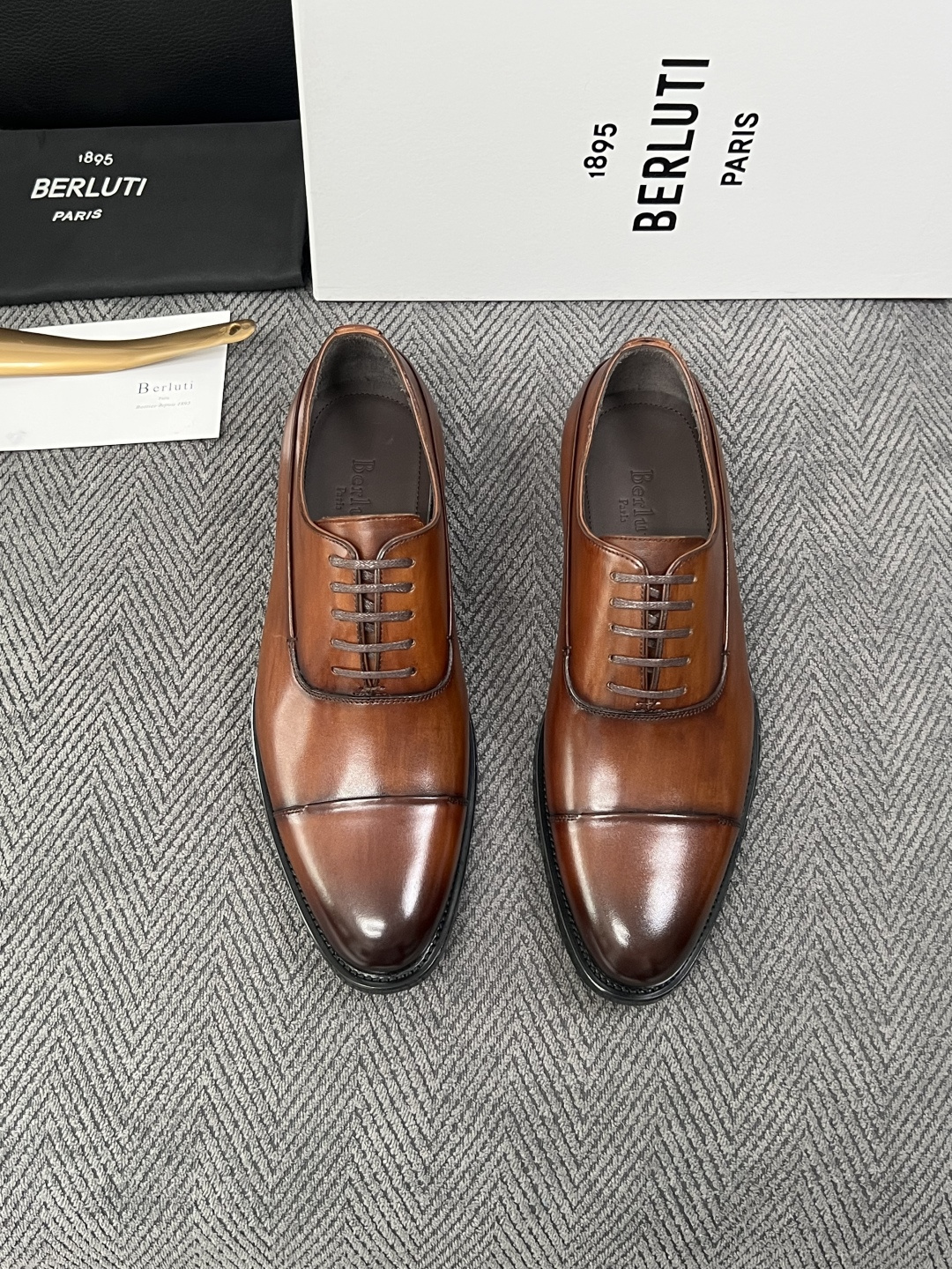 Berluti  高品质  顶级工艺品  布鲁提 专柜同步发售原厂配置，意大利进口牛皮面料，全进口水染牛皮里垫，鞋底：原