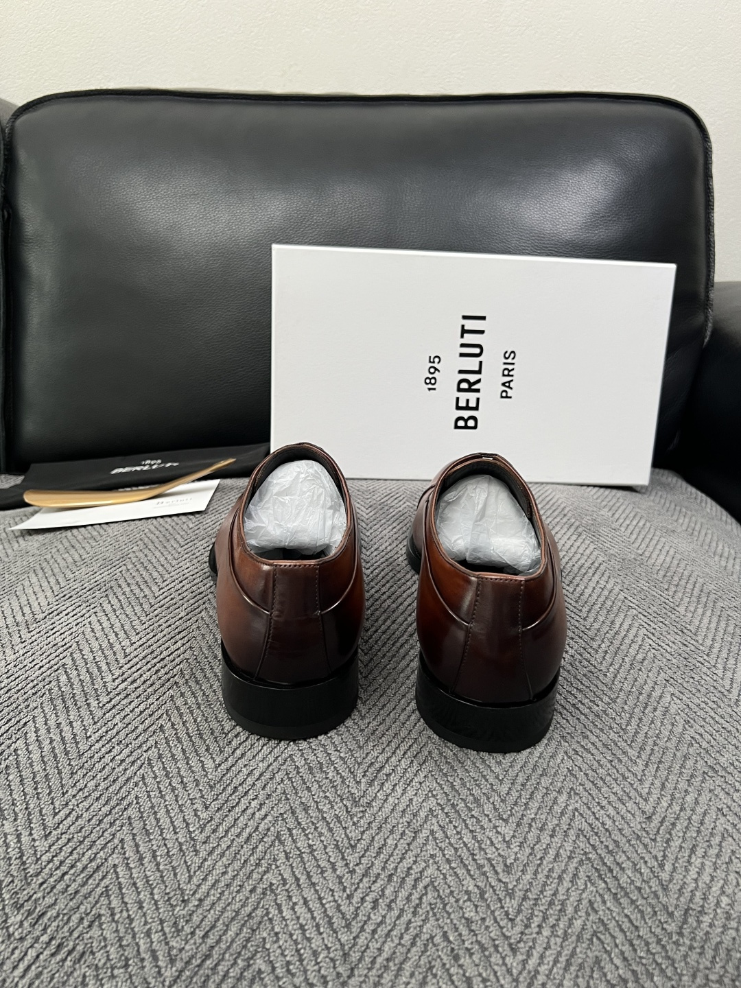 Berluti  高品质  顶级工艺品  布鲁提 专柜同步发售原厂配置，意大利进口牛皮面料，全进口水染牛皮里垫，鞋底：原