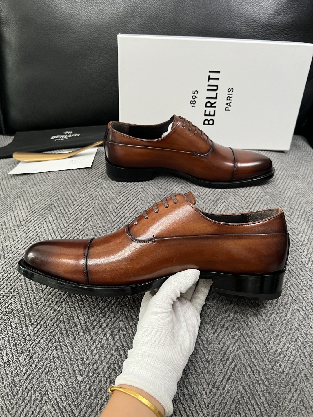 Berluti  高品质  顶级工艺品  布鲁提 专柜同步发售原厂配置，意大利进口牛皮面料，全进口水染牛皮里垫，鞋底：原