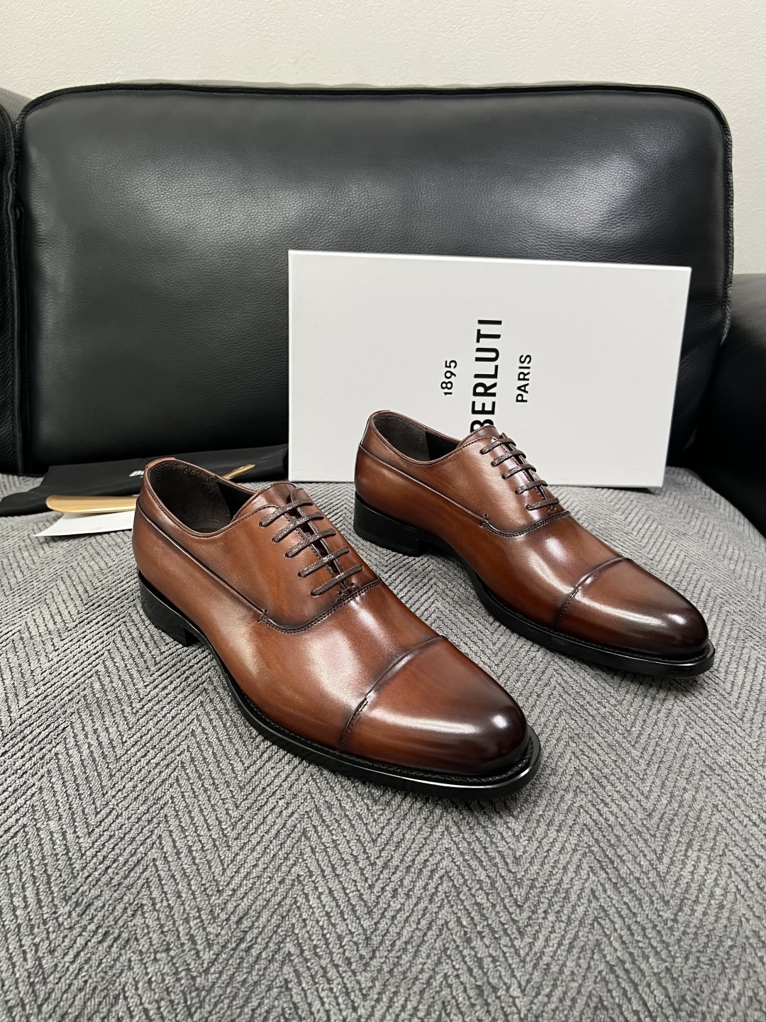 Berluti 高品质 顶级工艺品 布鲁提 专柜同步发售原厂配置,意大利进口牛皮面料,全进口水染牛皮里垫,鞋底:原 Berluti 高品质 顶级工艺品 布鲁提 专柜同步发售原厂配置,意大利进口牛皮面料,全进口水染牛皮里垫,鞋底:原