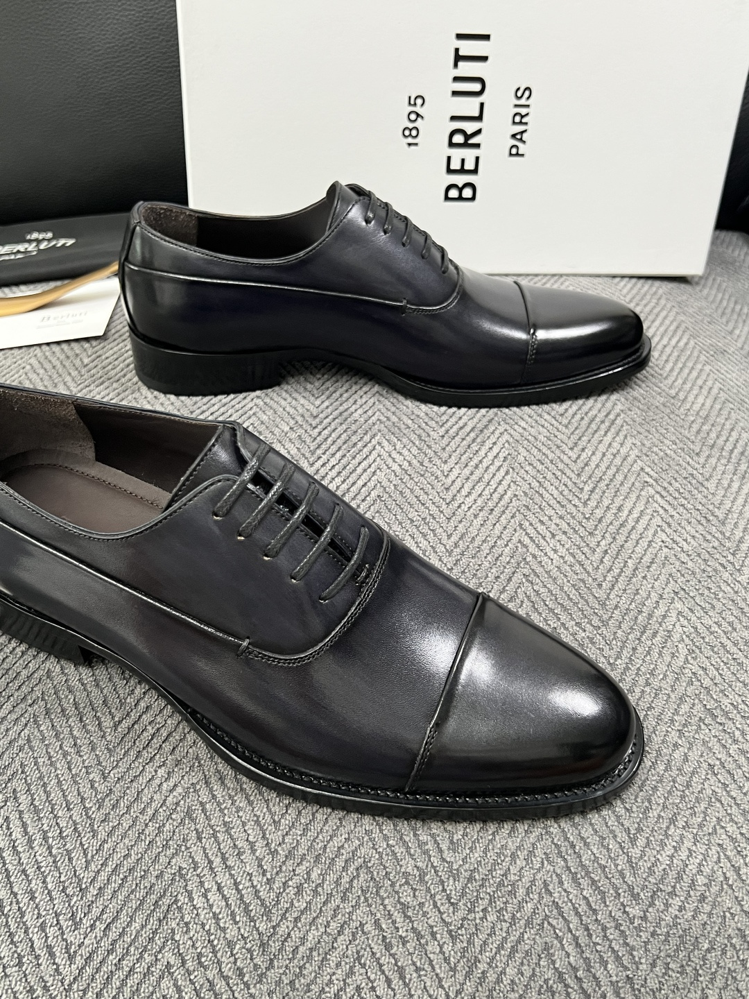 Berluti  高品质  顶级工艺品  布鲁提 专柜同步发售原厂配置，意大利进口牛皮面料，全进口水染牛皮里垫，鞋底：原