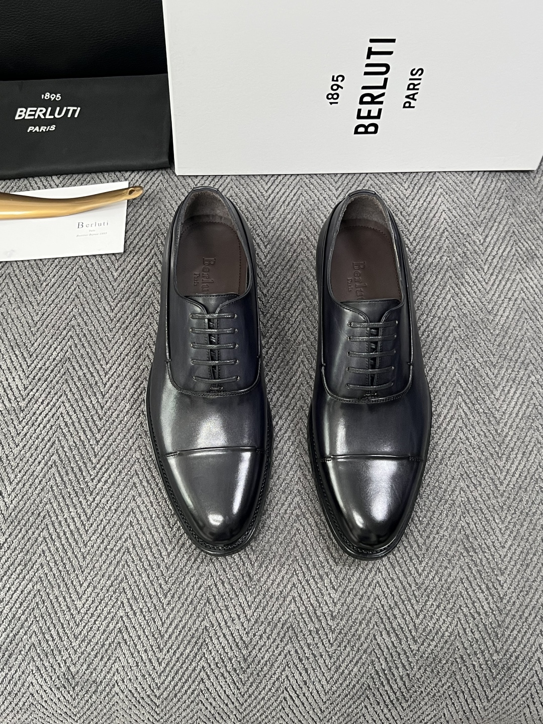 Berluti  高品质  顶级工艺品  布鲁提 专柜同步发售原厂配置，意大利进口牛皮面料，全进口水染牛皮里垫，鞋底：原