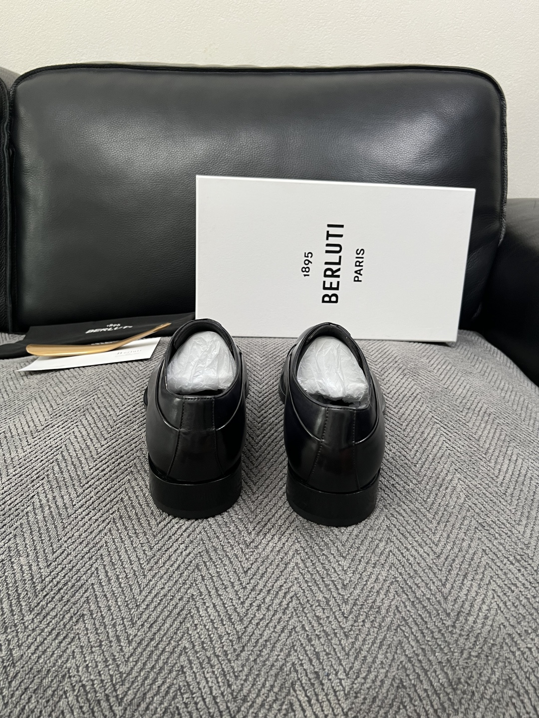 Berluti  高品质  顶级工艺品  布鲁提 专柜同步发售原厂配置，意大利进口牛皮面料，全进口水染牛皮里垫，鞋底：原