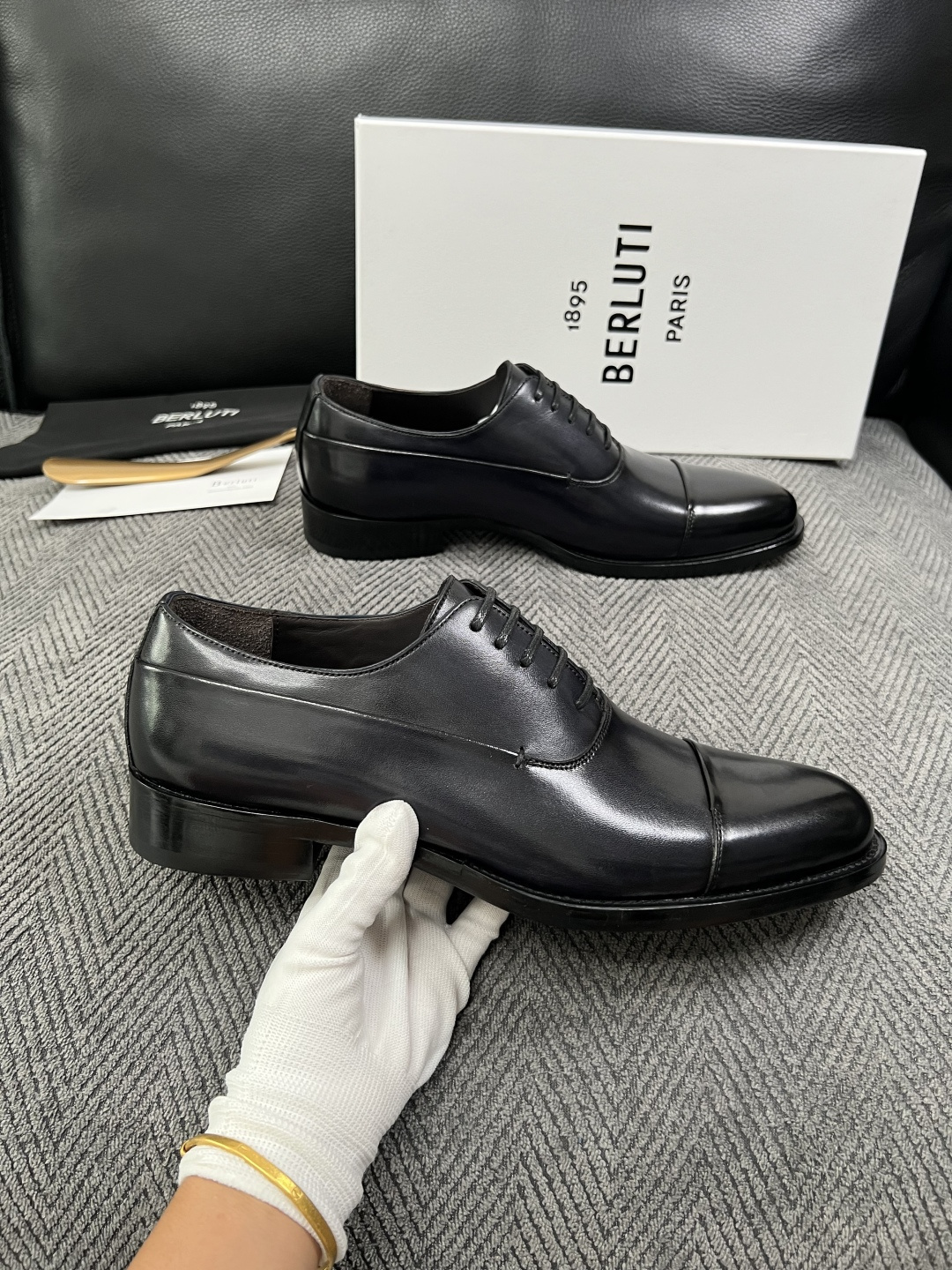 Berluti  高品质  顶级工艺品  布鲁提 专柜同步发售原厂配置，意大利进口牛皮面料，全进口水染牛皮里垫，鞋底：原