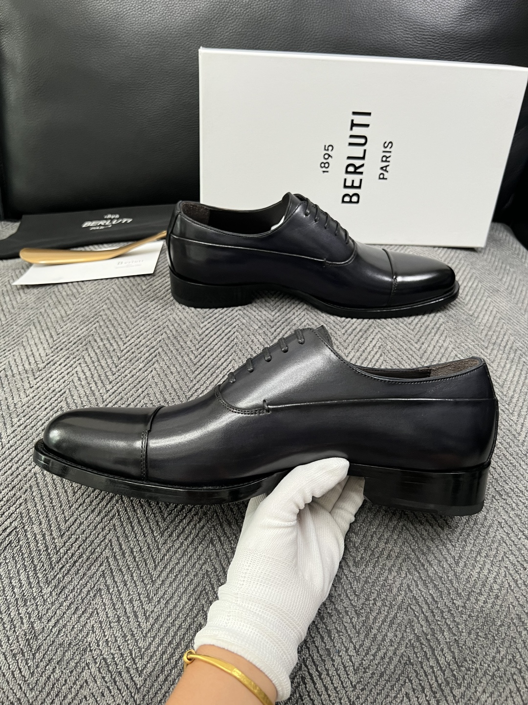 Berluti  高品质  顶级工艺品  布鲁提 专柜同步发售原厂配置，意大利进口牛皮面料，全进口水染牛皮里垫，鞋底：原