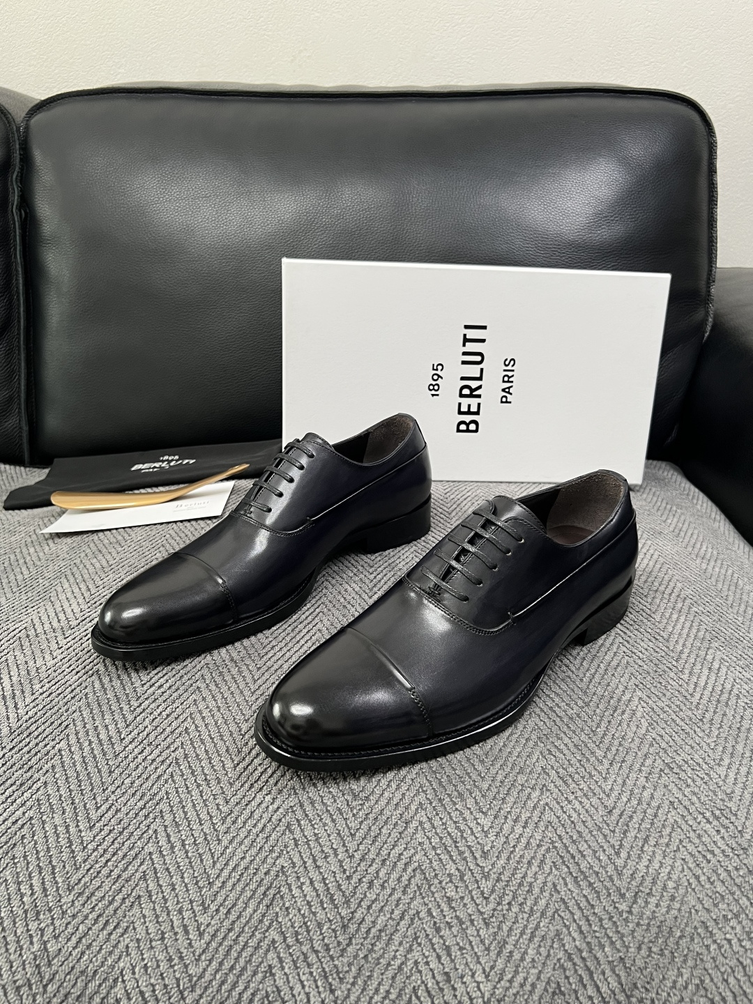 Berluti  高品质  顶级工艺品  布鲁提 专柜同步发售原厂配置，意大利进口牛皮面料，全进口水染牛皮里垫，鞋底：原