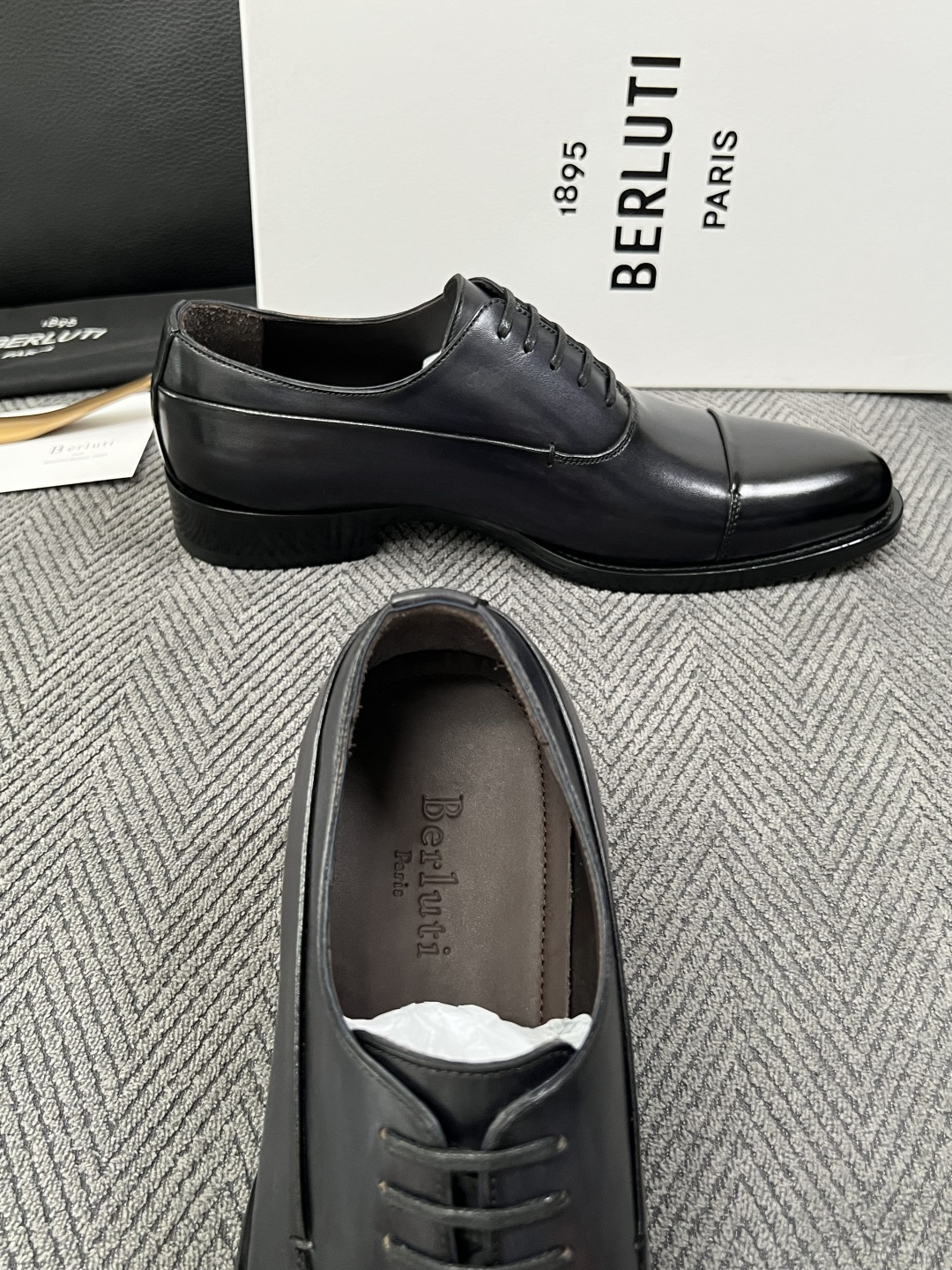 Berluti  高品质  顶级工艺品  布鲁提 专柜同步发售原厂配置，意大利进口牛皮面料，全进口水染牛皮里垫，鞋底：原