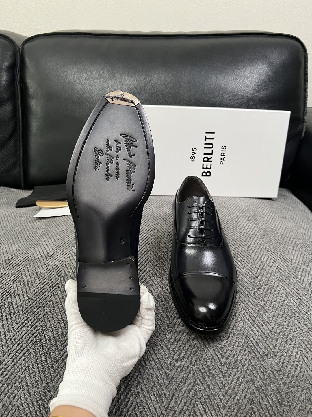 Berluti  高品质  顶级工艺品  布鲁提 专柜同步发售原厂配置，意大利进口牛皮面料，全进口水染牛皮里垫，鞋底：原