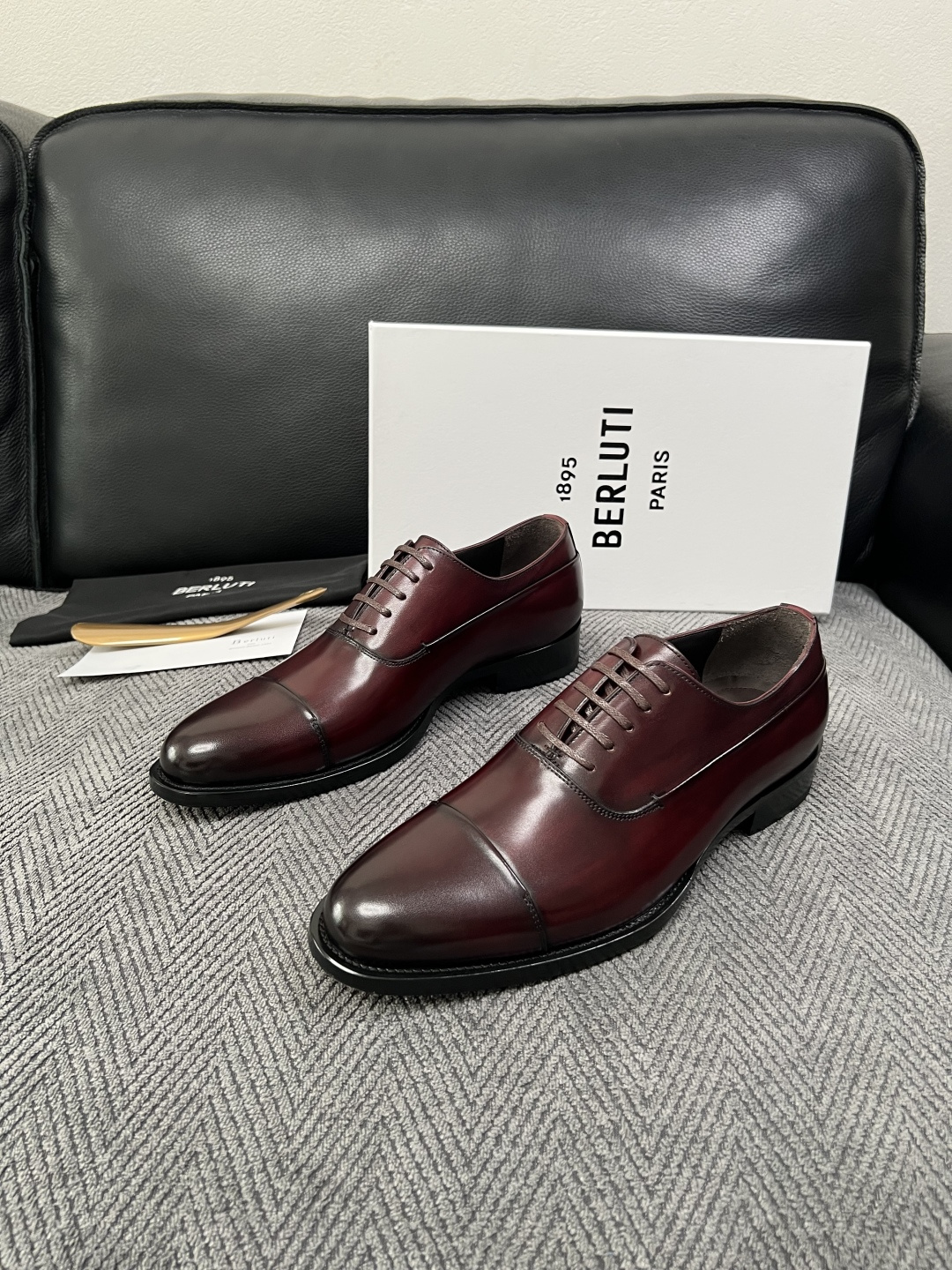 Berluti  高品质  顶级工艺品  布鲁提 专柜同步发售原厂配置，意大利进口牛皮面料，全进口水染牛皮里垫，鞋底：原