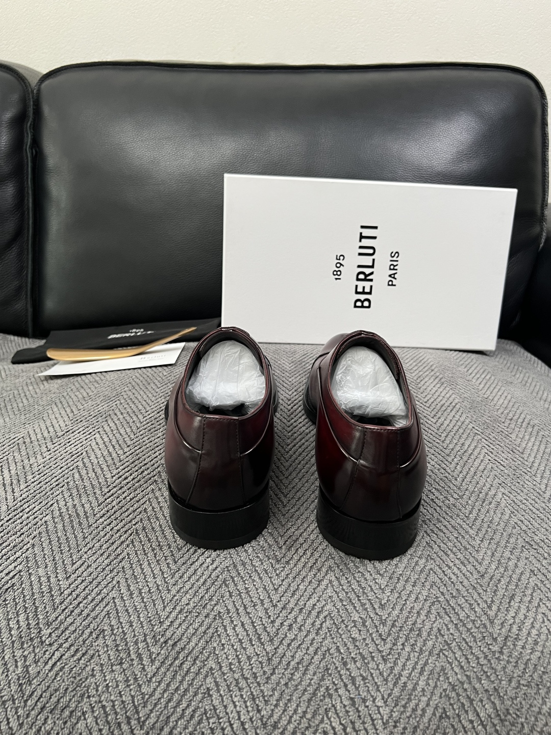 Berluti  高品质  顶级工艺品  布鲁提 专柜同步发售原厂配置，意大利进口牛皮面料，全进口水染牛皮里垫，鞋底：原