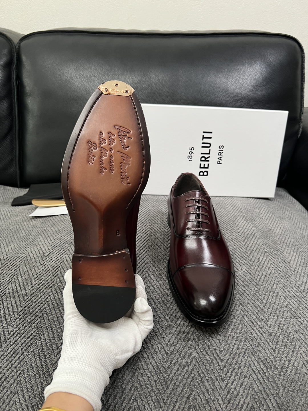 Berluti  高品质  顶级工艺品  布鲁提 专柜同步发售原厂配置，意大利进口牛皮面料，全进口水染牛皮里垫，鞋底：原