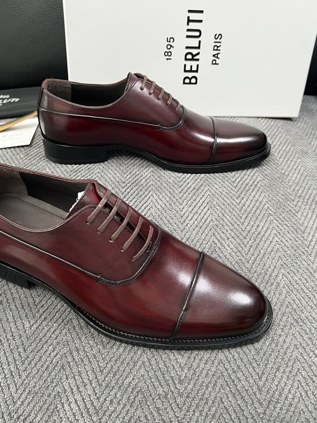 Berluti  高品质  顶级工艺品  布鲁提 专柜同步发售原厂配置，意大利进口牛皮面料，全进口水染牛皮里垫，鞋底：原