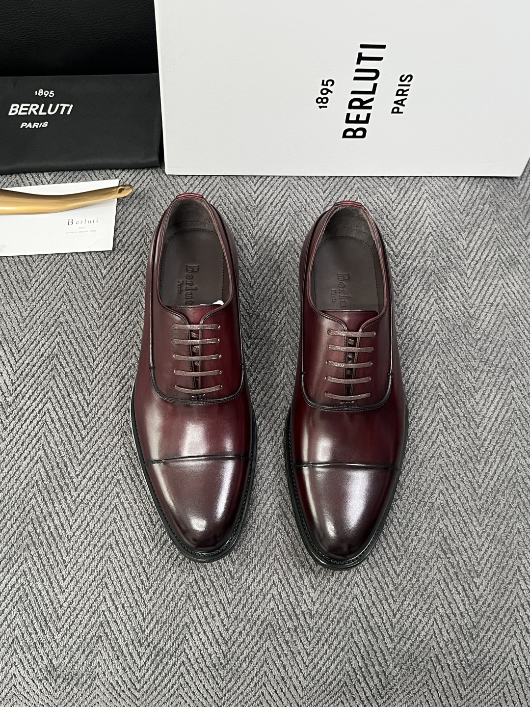 Berluti  高品质  顶级工艺品  布鲁提 专柜同步发售原厂配置，意大利进口牛皮面料，全进口水染牛皮里垫，鞋底：原