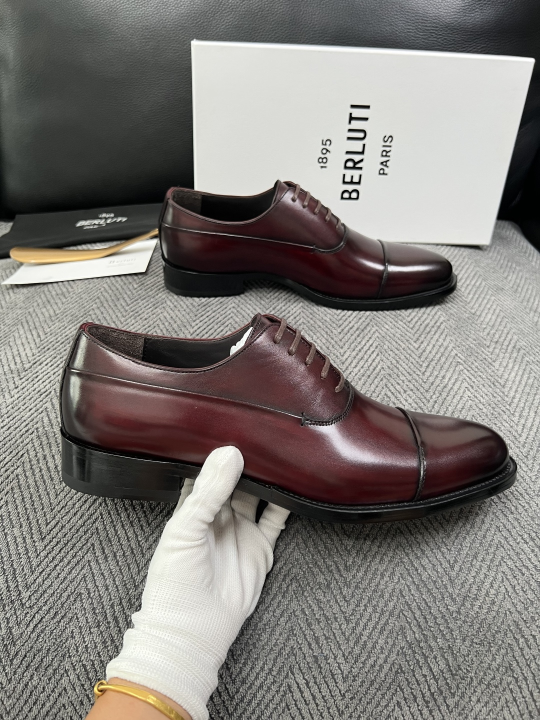 Berluti  高品质  顶级工艺品  布鲁提 专柜同步发售原厂配置，意大利进口牛皮面料，全进口水染牛皮里垫，鞋底：原