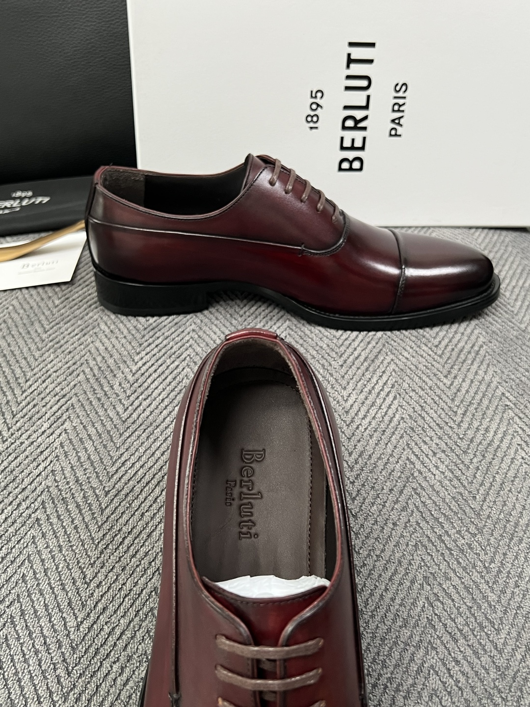 Berluti  高品质  顶级工艺品  布鲁提 专柜同步发售原厂配置，意大利进口牛皮面料，全进口水染牛皮里垫，鞋底：原