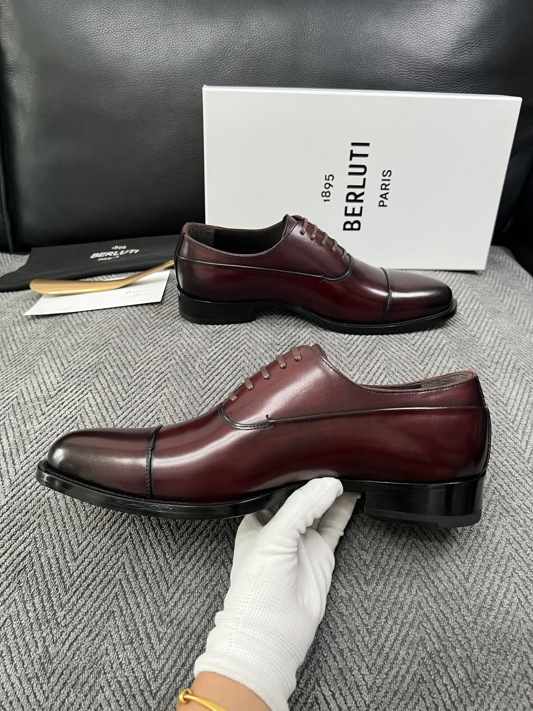 Berluti  高品质  顶级工艺品  布鲁提 专柜同步发售原厂配置，意大利进口牛皮面料，全进口水染牛皮里垫，鞋底：原