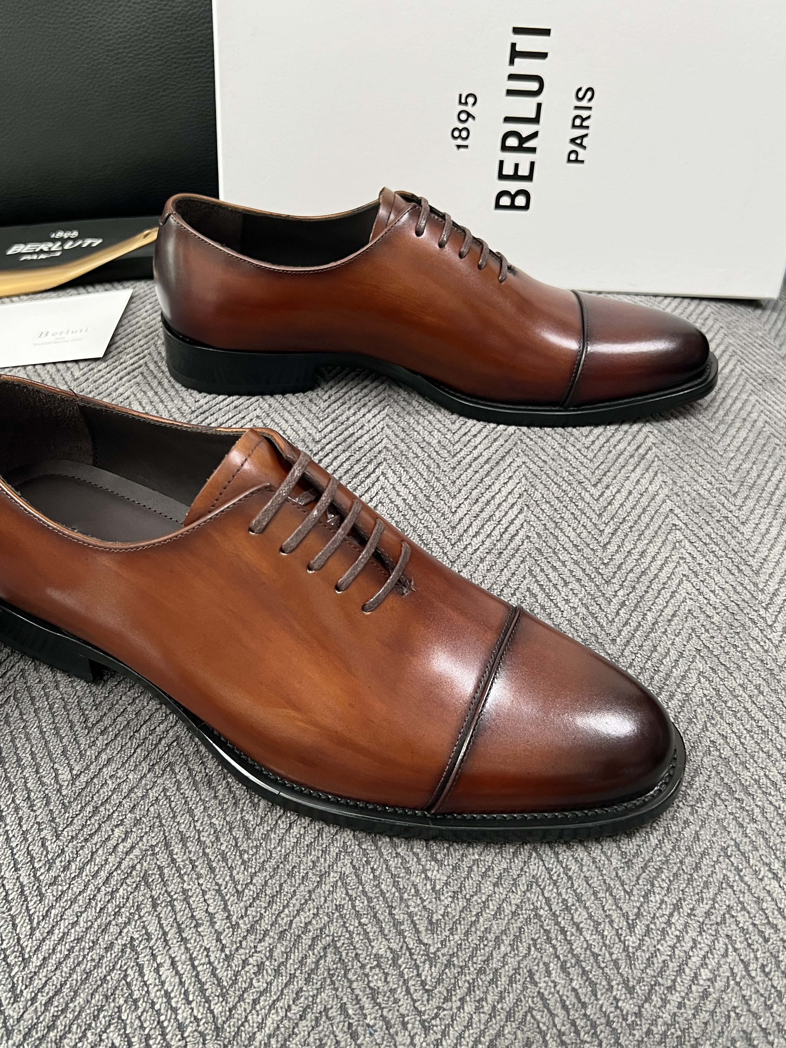 Berluti  高品质  顶级工艺品  布鲁提 专柜同步发售原厂配置，意大利进口牛皮面料，全进口水染牛皮里垫，鞋底：原