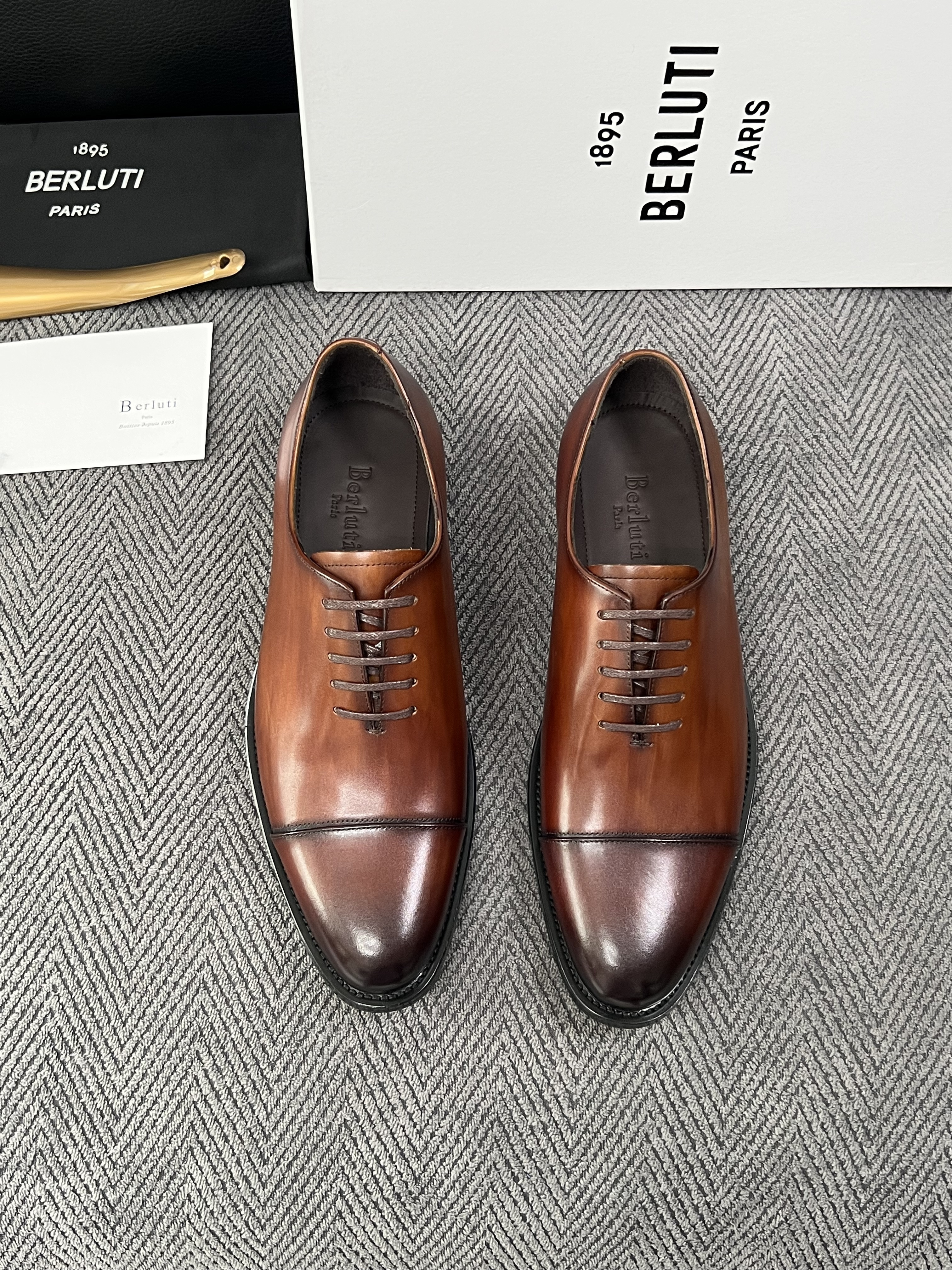 Berluti  高品质  顶级工艺品  布鲁提 专柜同步发售原厂配置，意大利进口牛皮面料，全进口水染牛皮里垫，鞋底：原