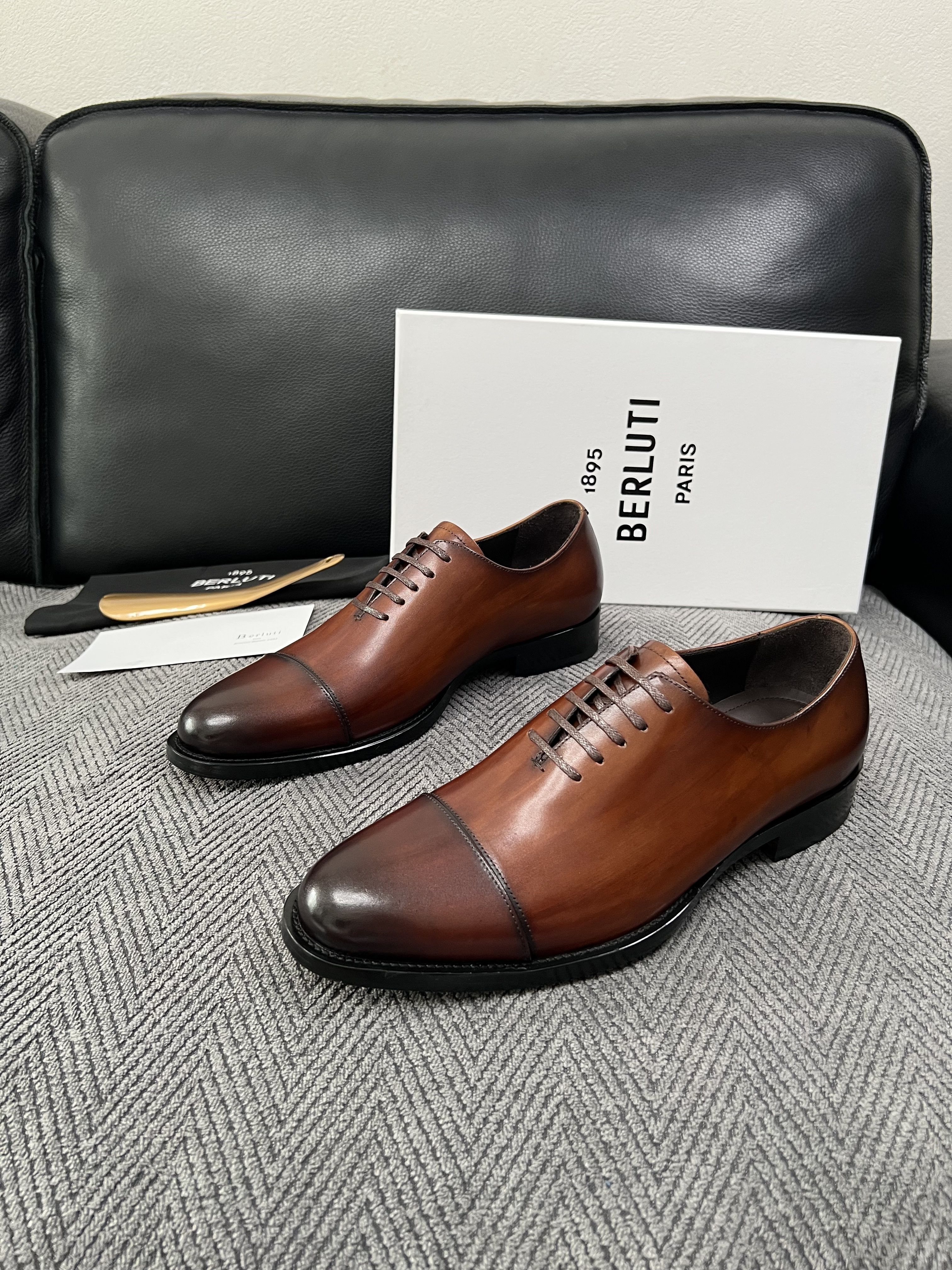 Berluti  高品质  顶级工艺品  布鲁提 专柜同步发售原厂配置，意大利进口牛皮面料，全进口水染牛皮里垫，鞋底：原
