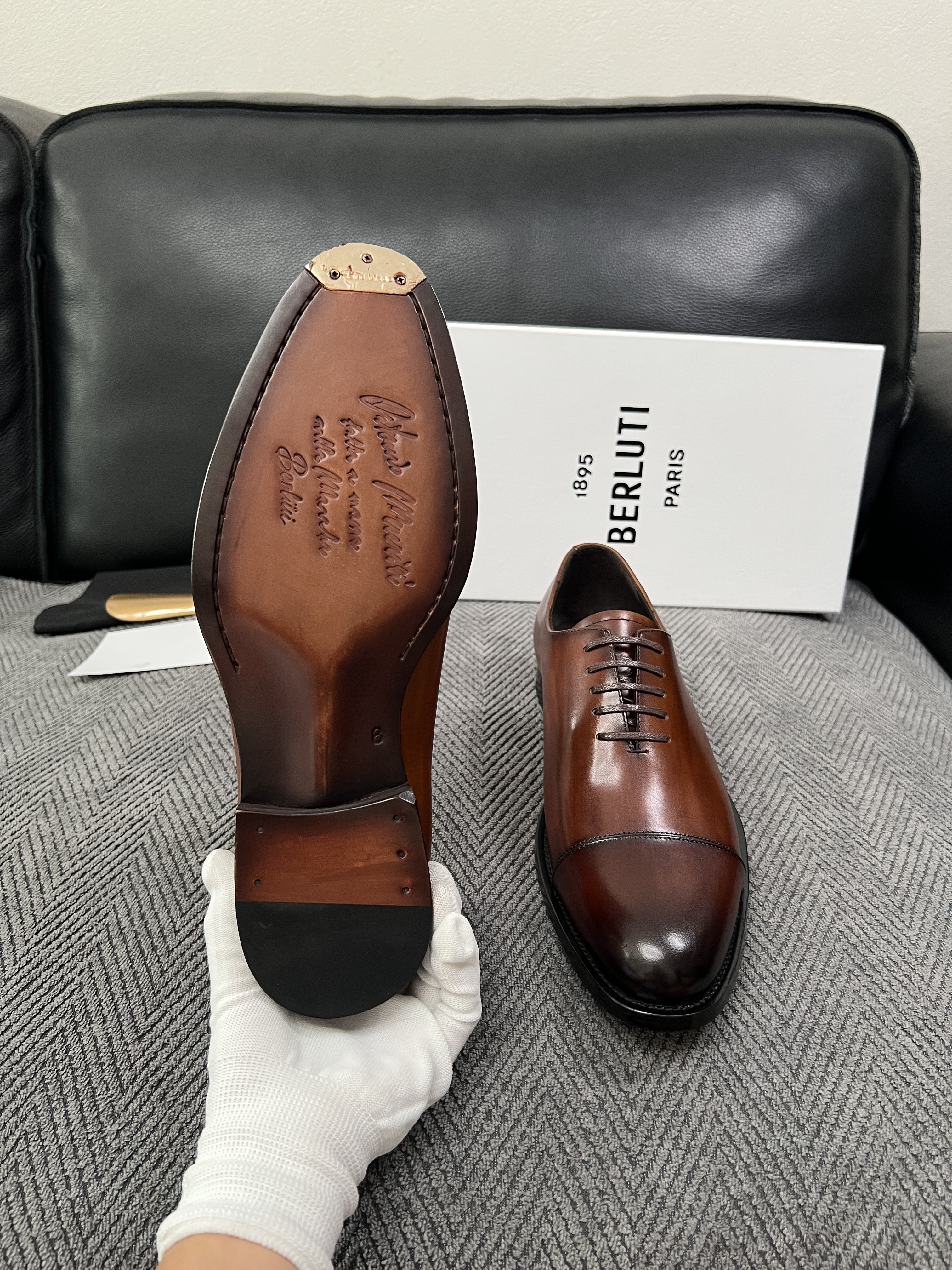 Berluti  高品质  顶级工艺品  布鲁提 专柜同步发售原厂配置，意大利进口牛皮面料，全进口水染牛皮里垫，鞋底：原