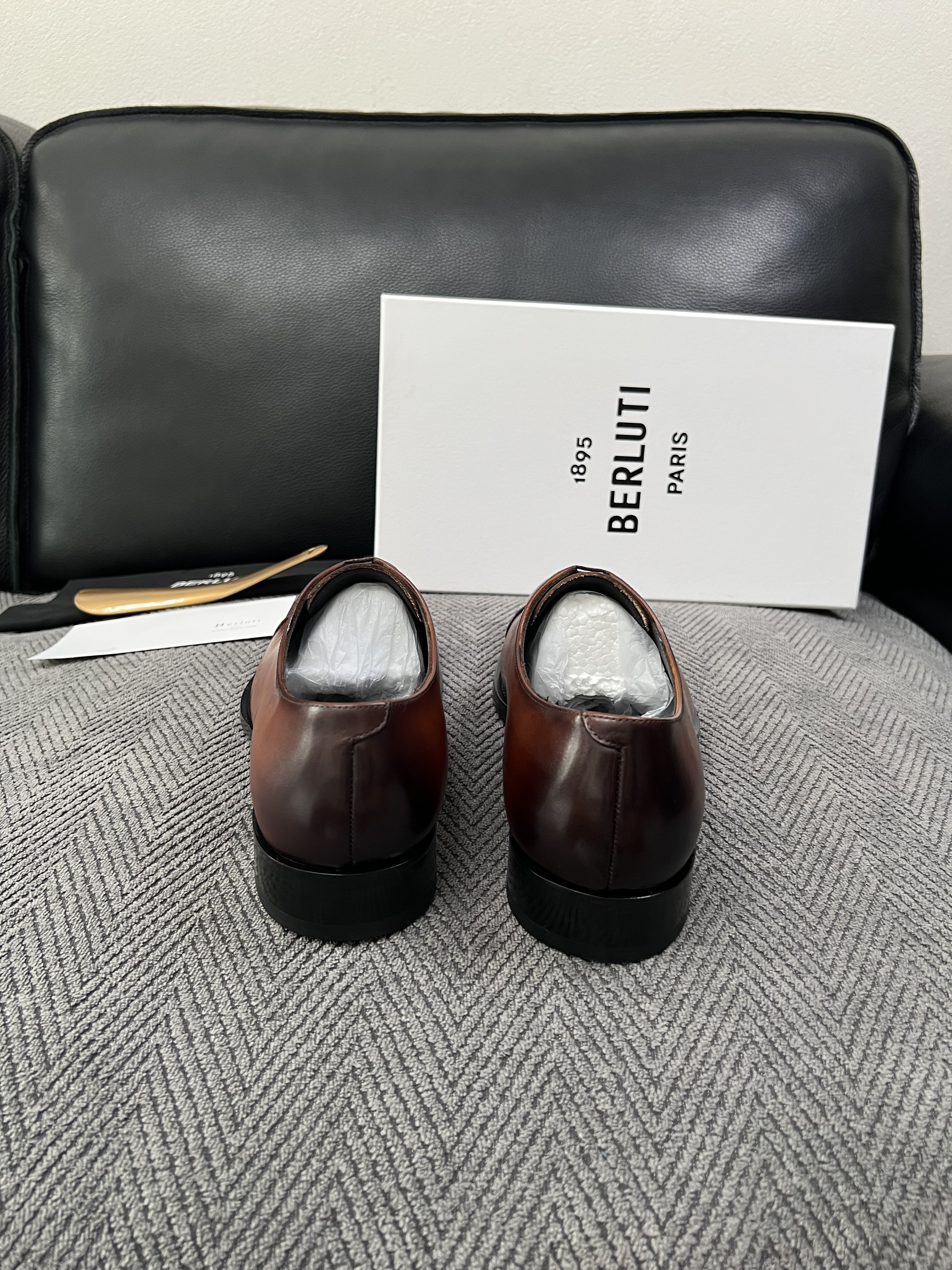 Berluti  高品质  顶级工艺品  布鲁提 专柜同步发售原厂配置，意大利进口牛皮面料，全进口水染牛皮里垫，鞋底：原
