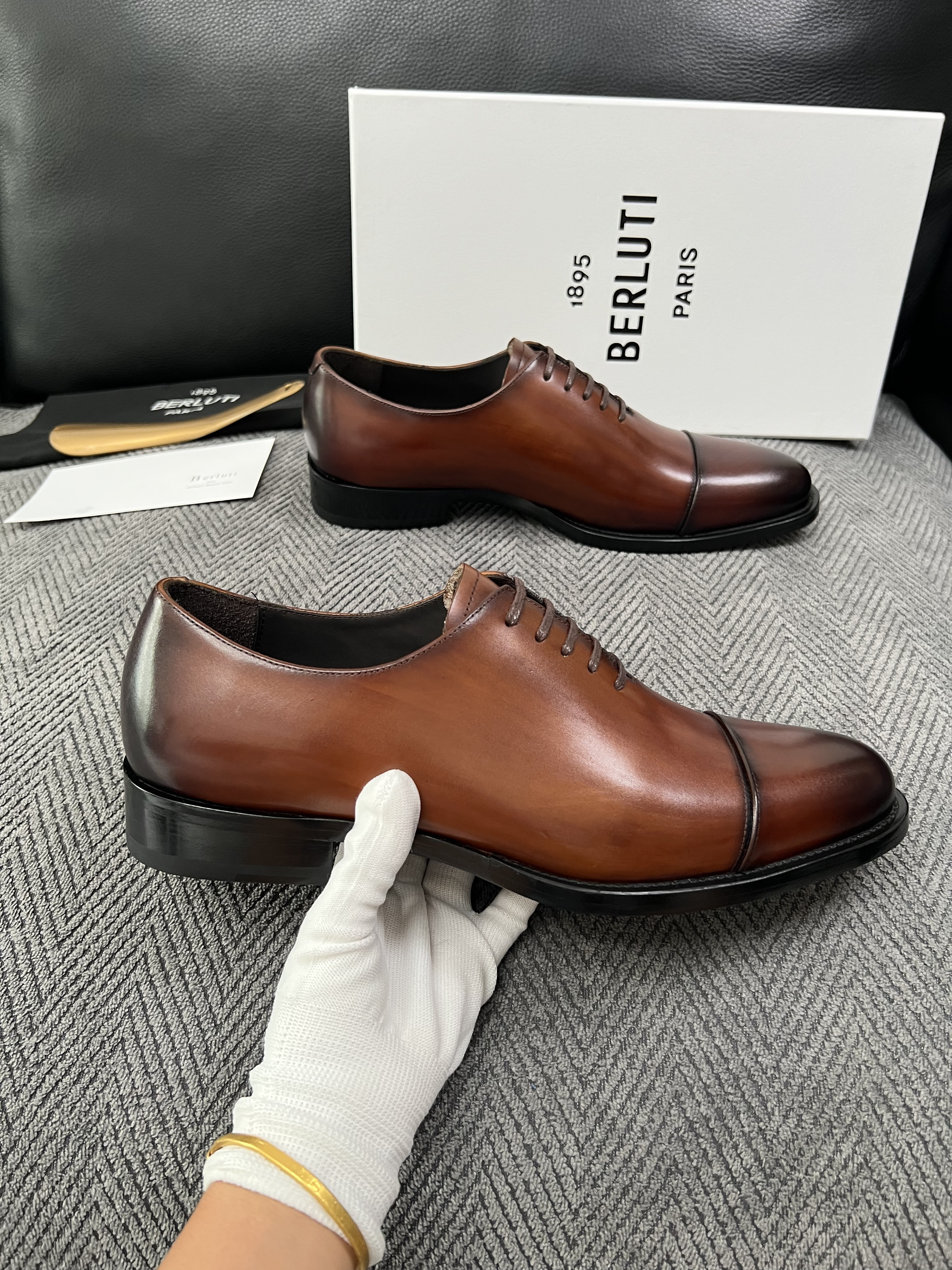 Berluti  高品质  顶级工艺品  布鲁提 专柜同步发售原厂配置，意大利进口牛皮面料，全进口水染牛皮里垫，鞋底：原