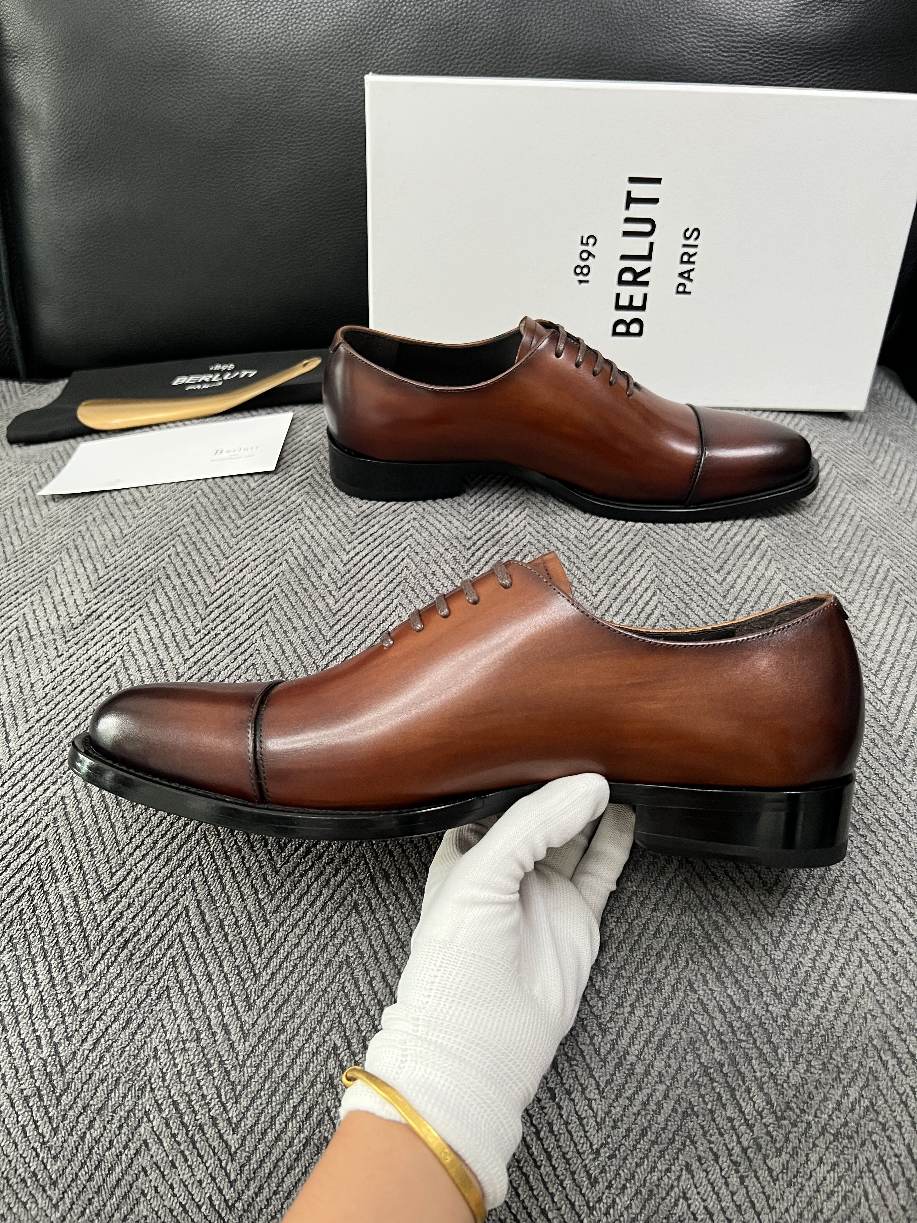 Berluti  高品质  顶级工艺品  布鲁提 专柜同步发售原厂配置，意大利进口牛皮面料，全进口水染牛皮里垫，鞋底：原