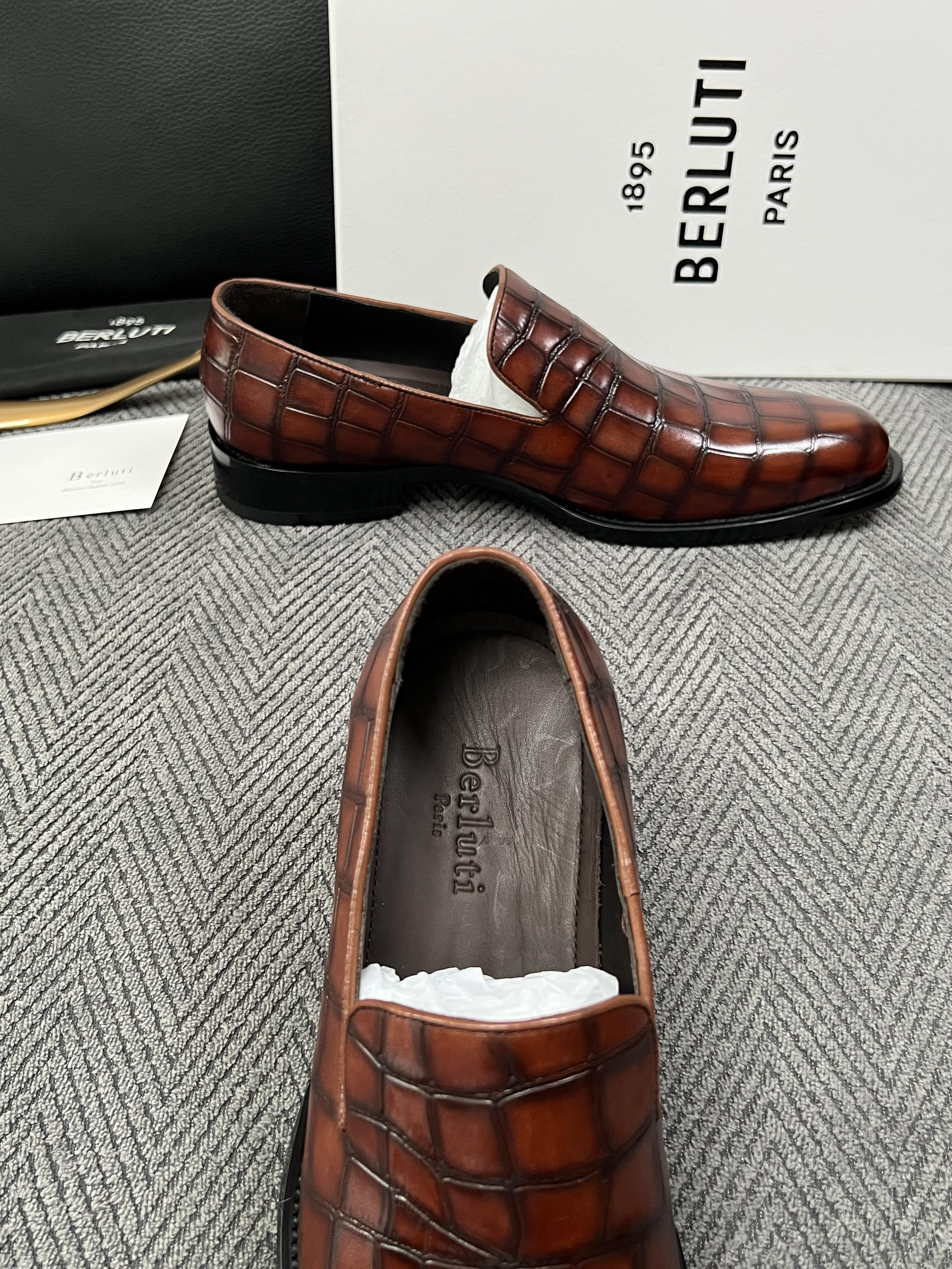 Berluti  高品质  顶级工艺品  布鲁提 专柜同步发售原厂配置，意大利进口牛皮面料，全进口水染牛皮里垫，鞋底：原