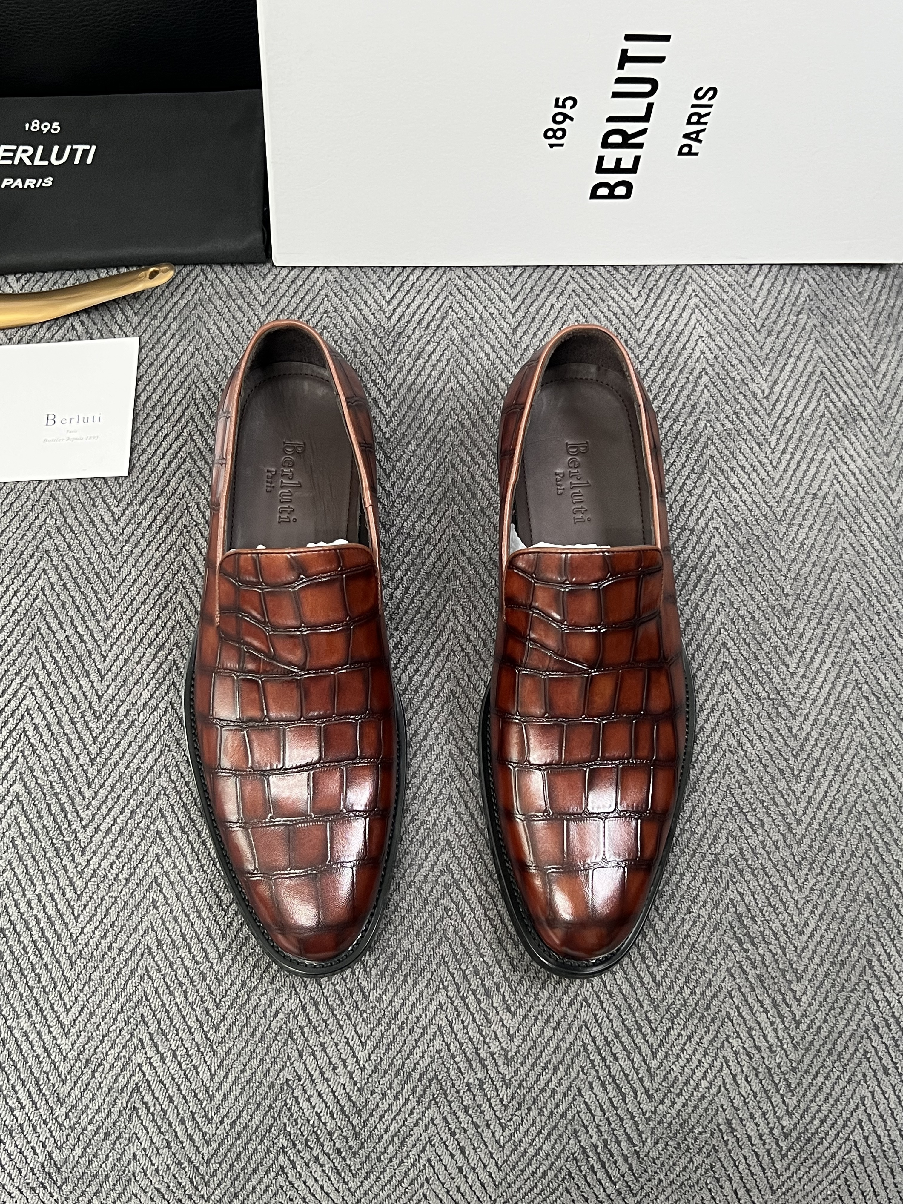 Berluti  高品质  顶级工艺品  布鲁提 专柜同步发售原厂配置，意大利进口牛皮面料，全进口水染牛皮里垫，鞋底：原