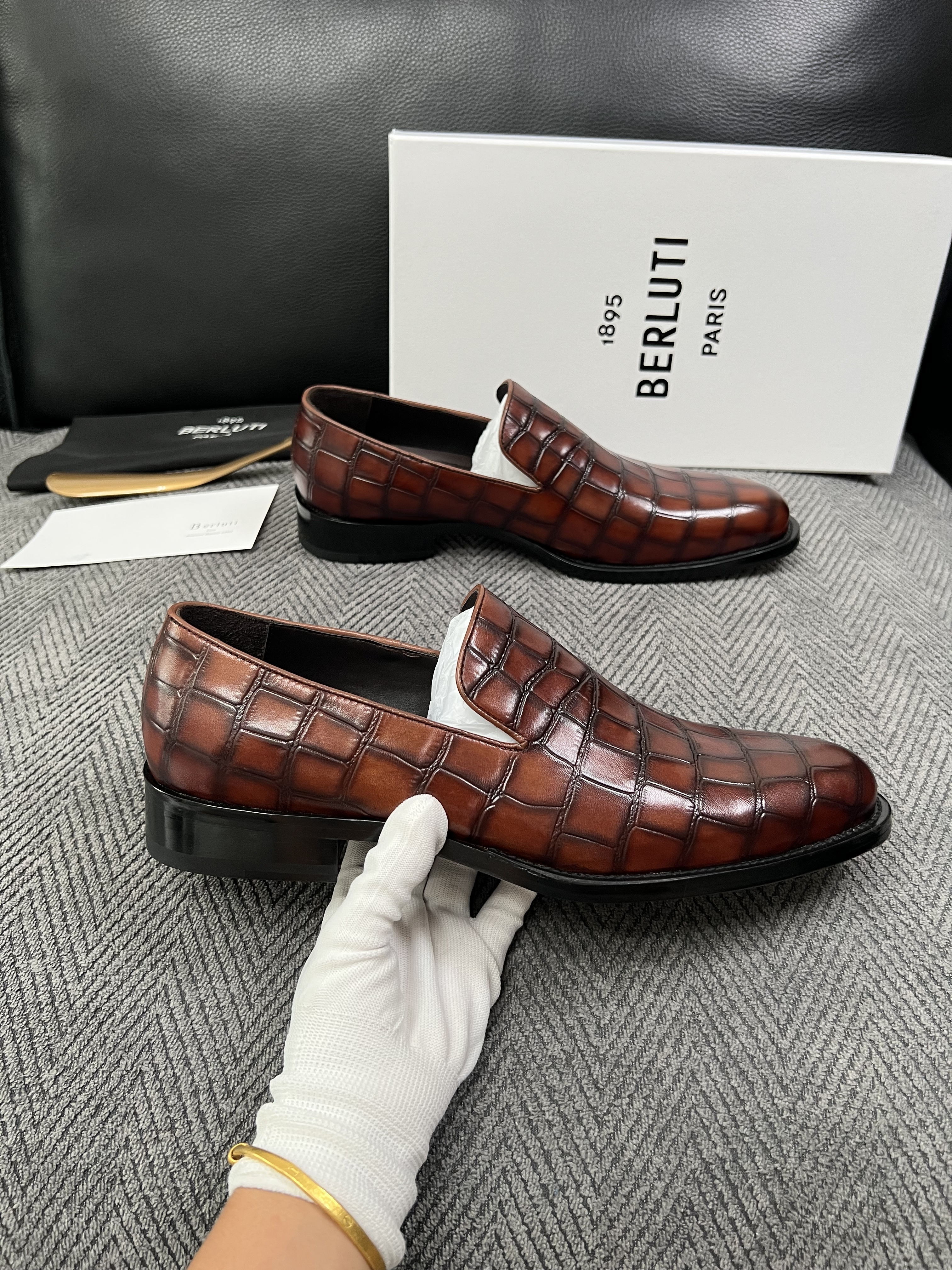 Berluti  高品质  顶级工艺品  布鲁提 专柜同步发售原厂配置，意大利进口牛皮面料，全进口水染牛皮里垫，鞋底：原