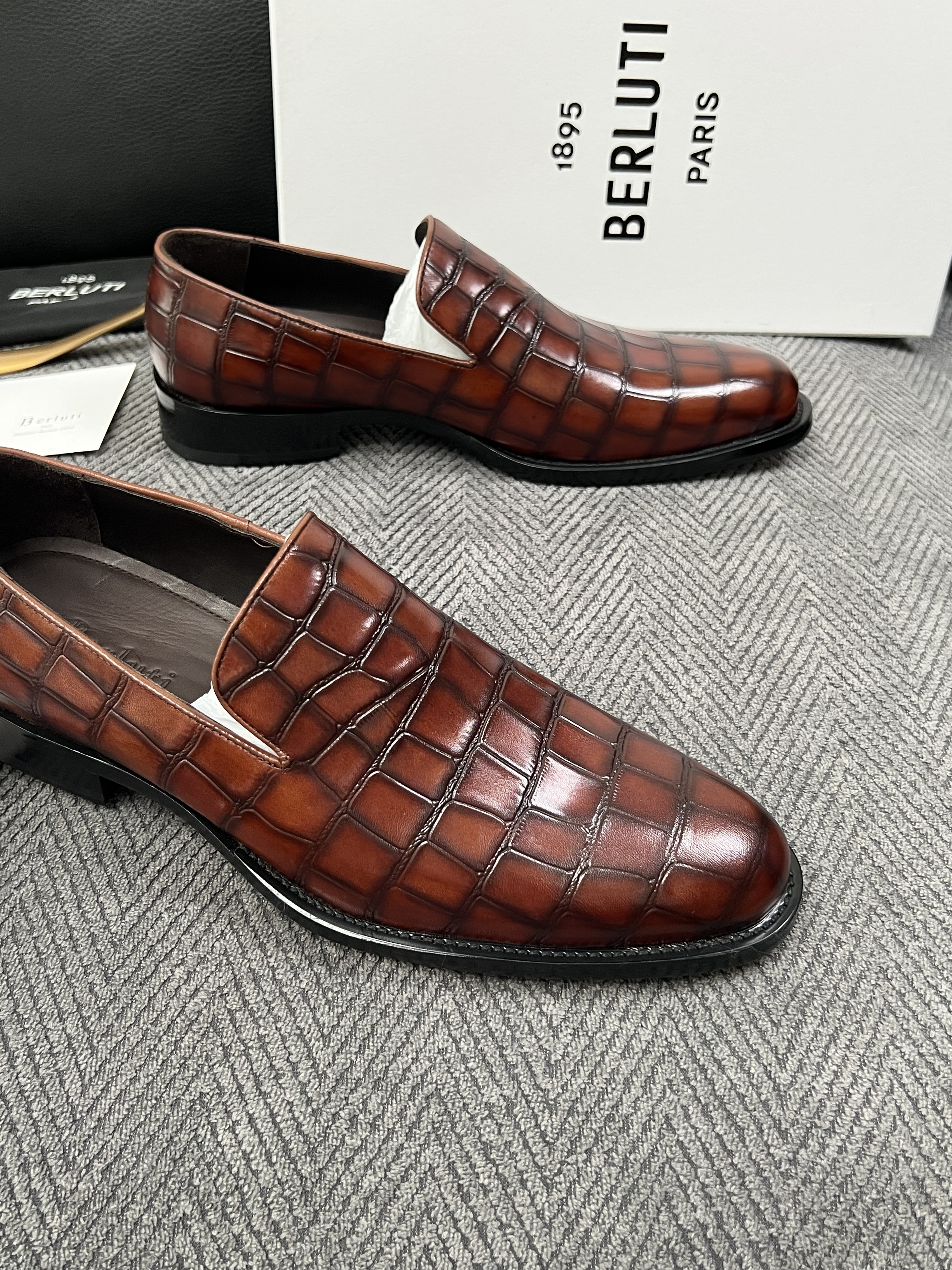 Berluti  高品质  顶级工艺品  布鲁提 专柜同步发售原厂配置，意大利进口牛皮面料，全进口水染牛皮里垫，鞋底：原