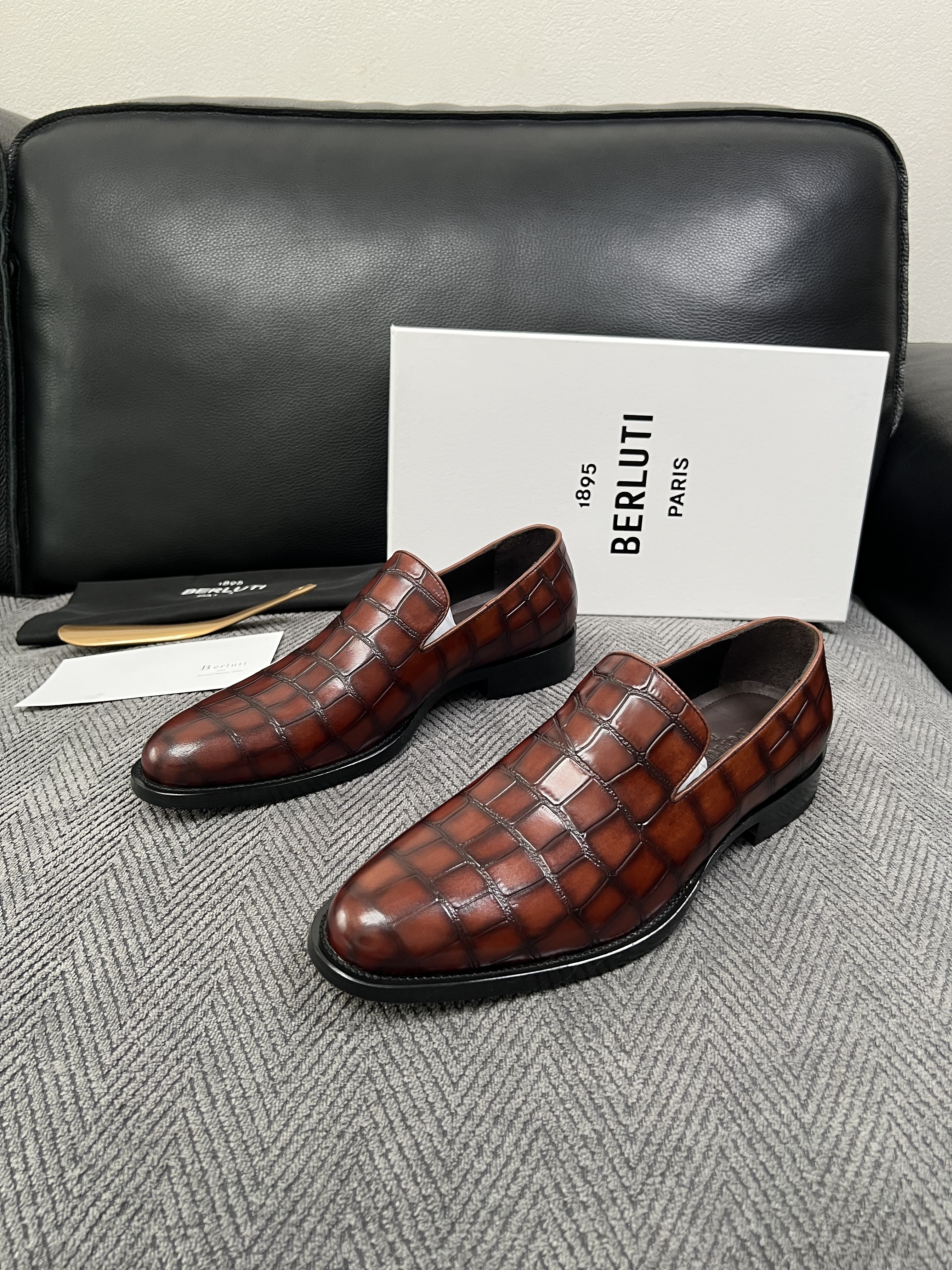 Berluti  高品质  顶级工艺品  布鲁提 专柜同步发售原厂配置，意大利进口牛皮面料，全进口水染牛皮里垫，鞋底：原