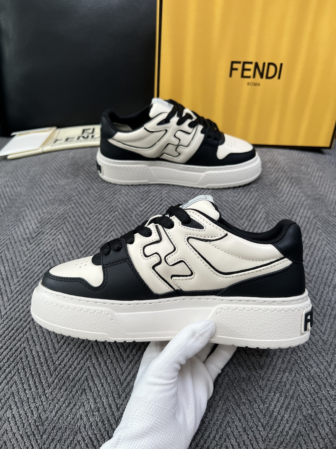 FENDI  高品质  顶级工艺品，芬迪  专柜同步，原厂配置意大利进口牛皮面料，进口牛皮内里垫，透气舒适，鞋底：原厂特